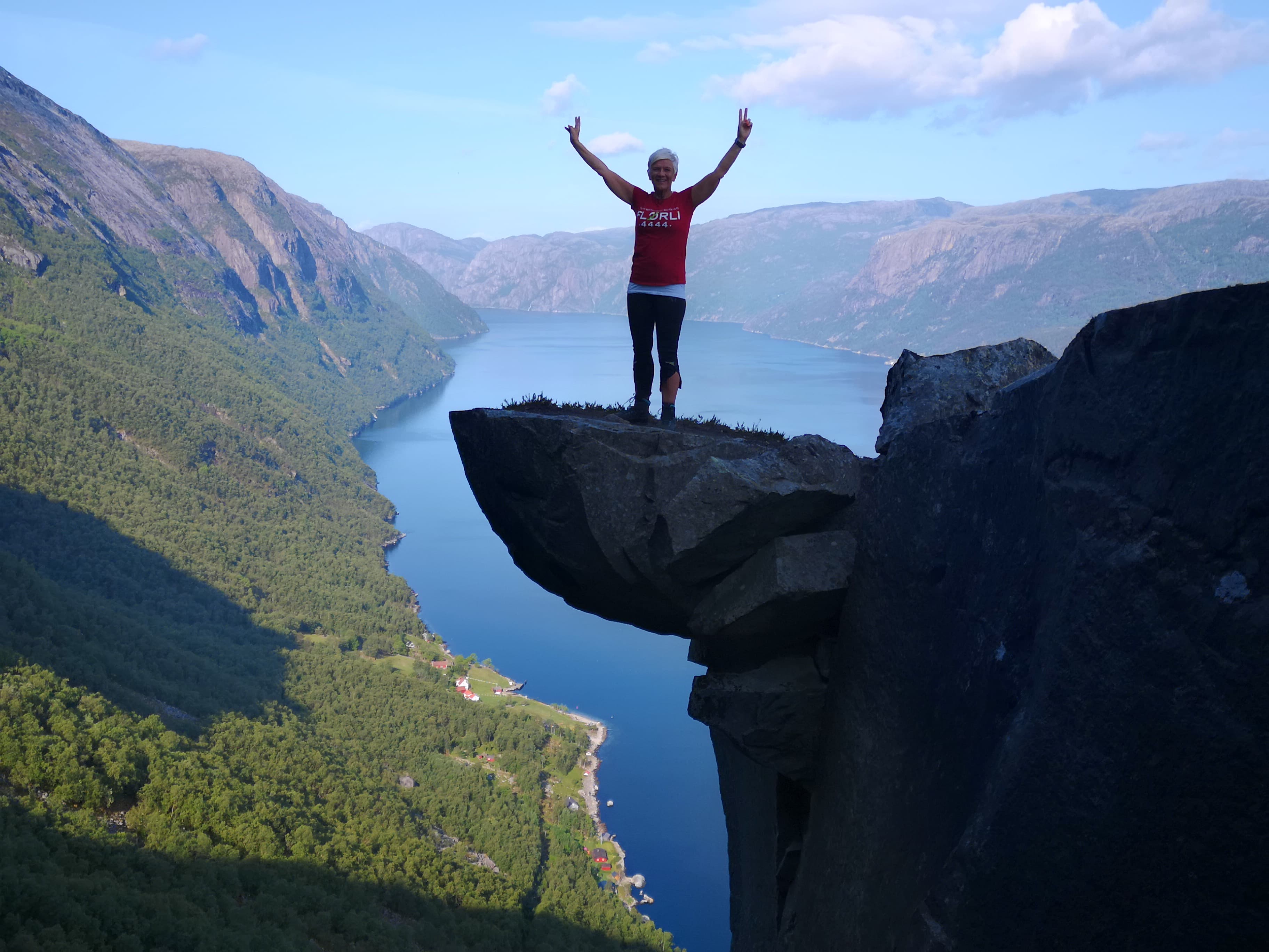 En dame som står på Kallaliklumpen med Lysefjorden i bakgrunnen.