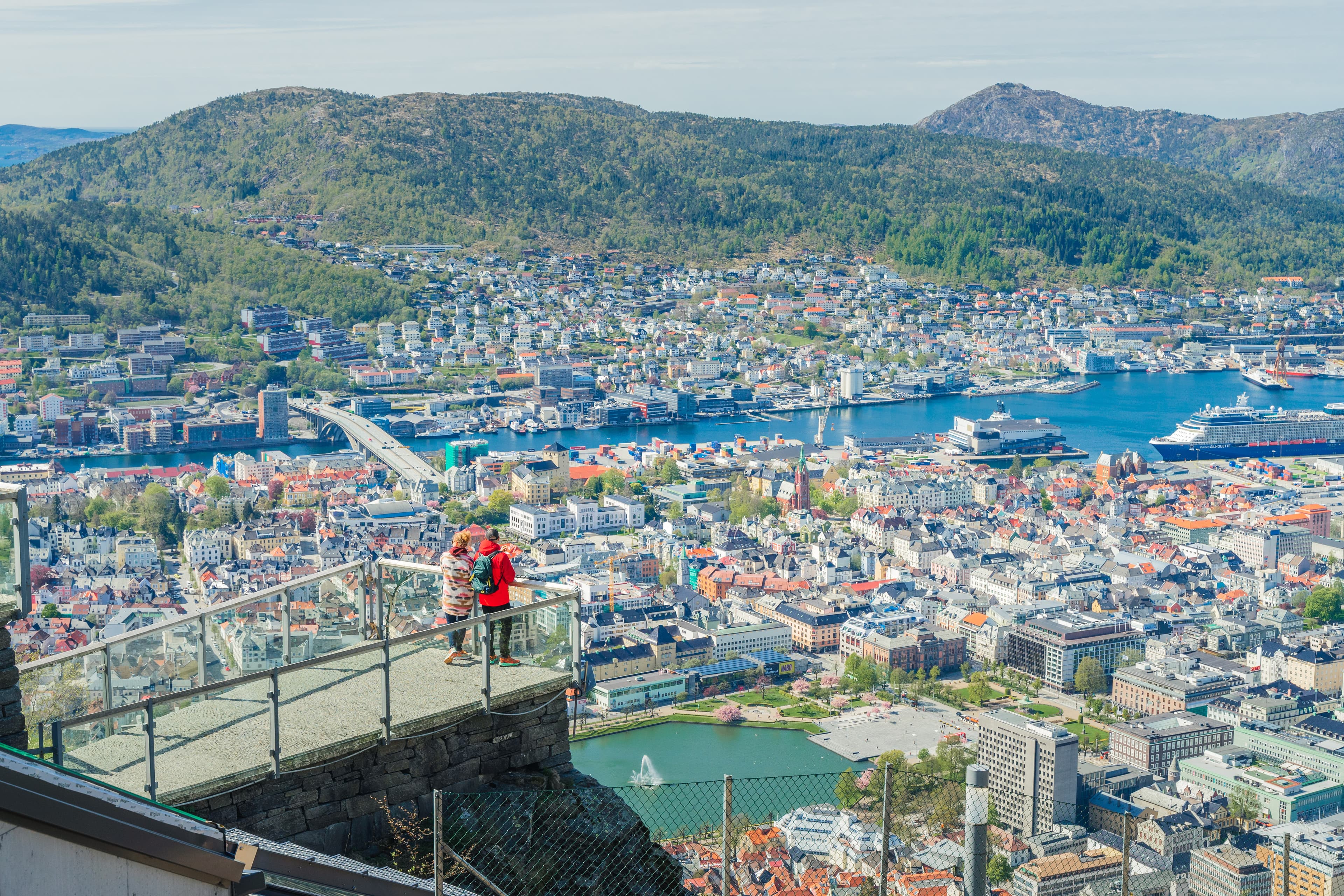 Et par som står på et utsiktspunkt på Fløyen i Bergen og ser utover byen