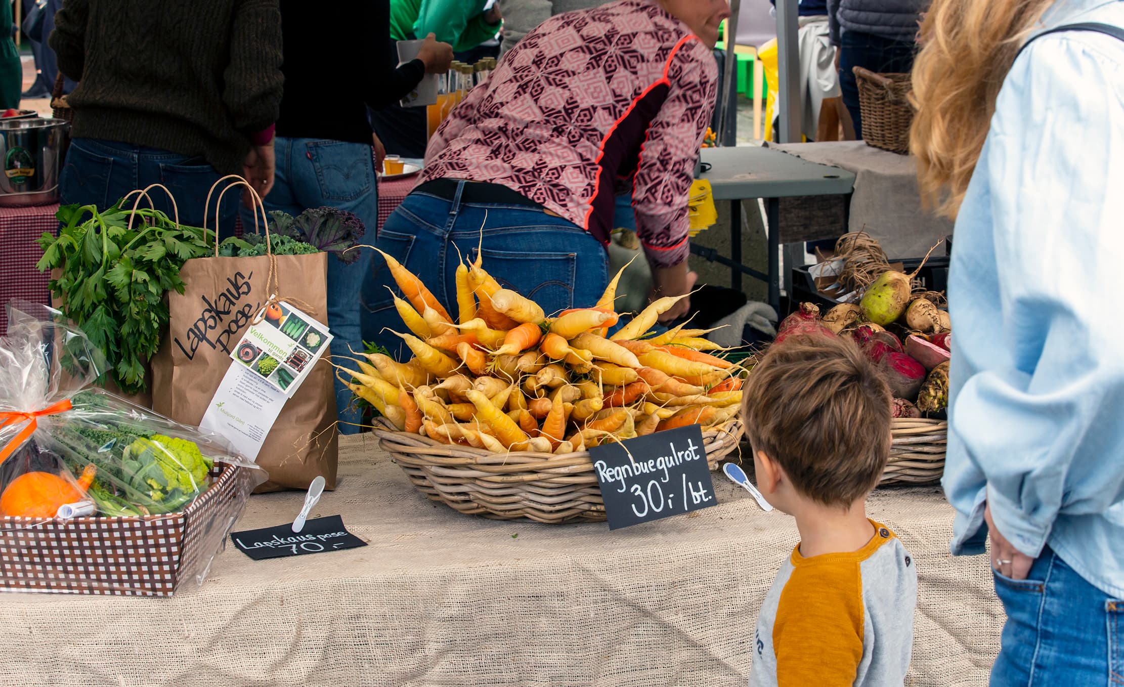 Lokale grønnsaker fra den grønne landsbyen på høstmarken i Randaberg