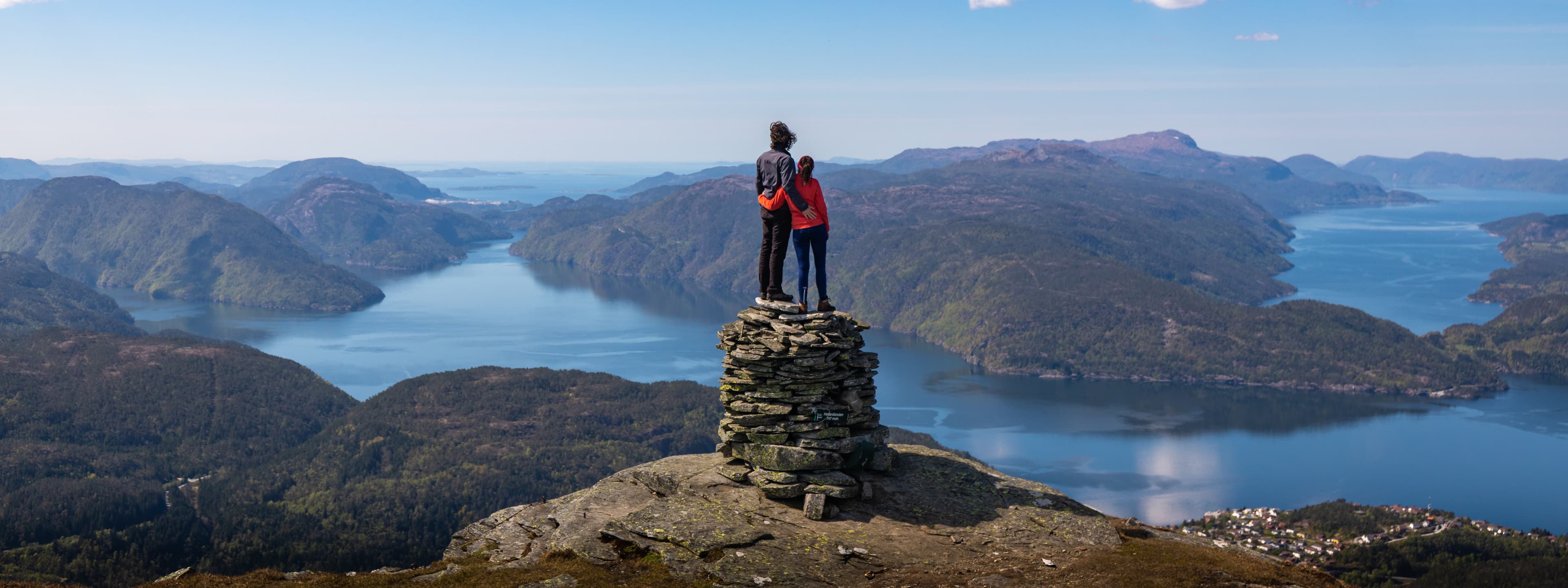 To personer på en varde på toppen av Hellandsnuten.
