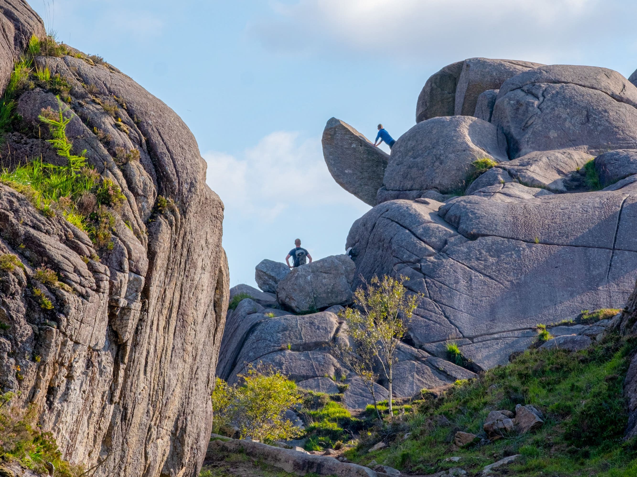 Fjellandskap og grønne stier. Månelandskap. I bakre del av bildet ses turikonet Trollpikken.