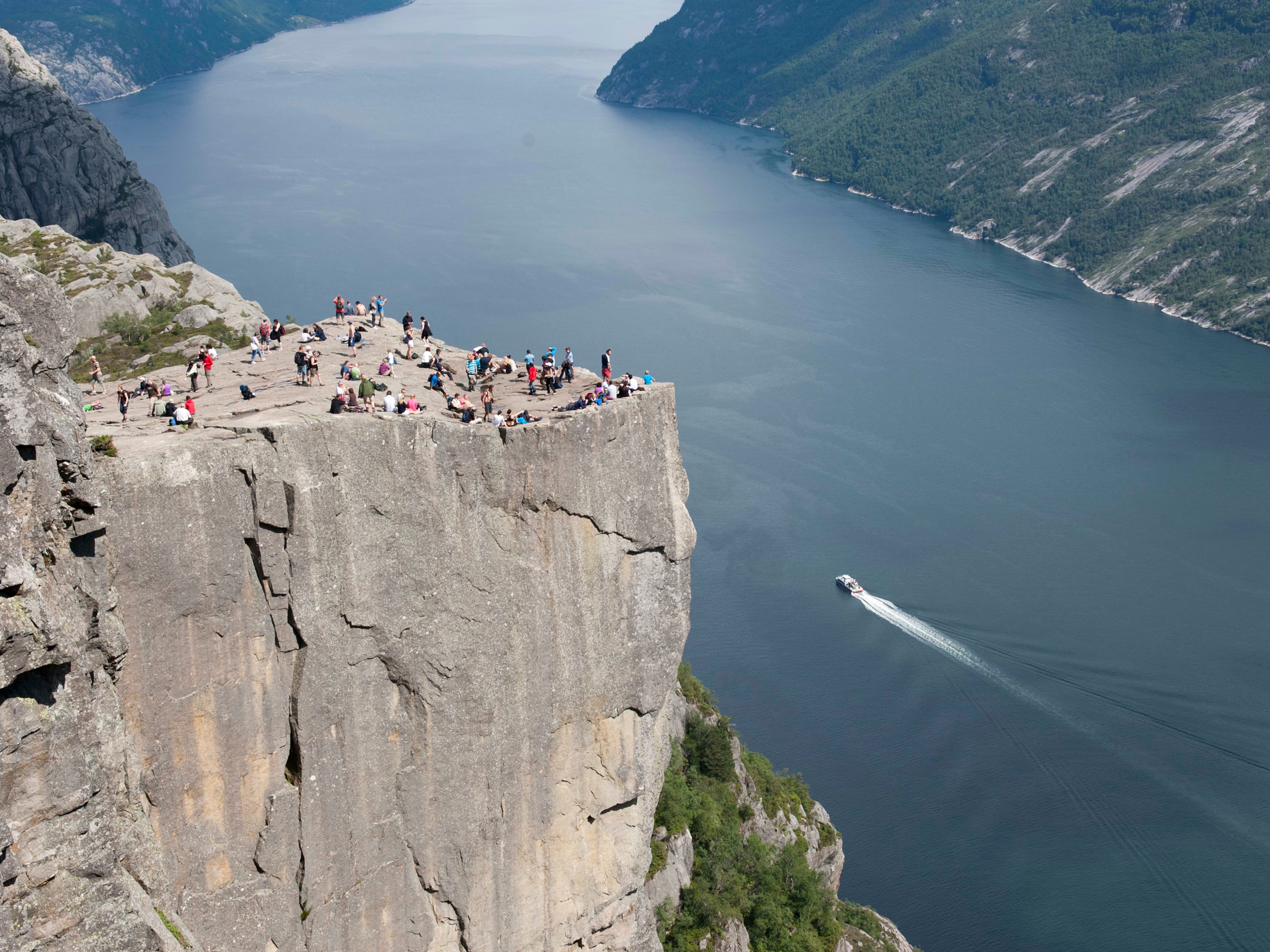 Det berømte fjellplatået Preikestolen sett litt ovenfra, fra siden. Men fjorden 600 meter under.