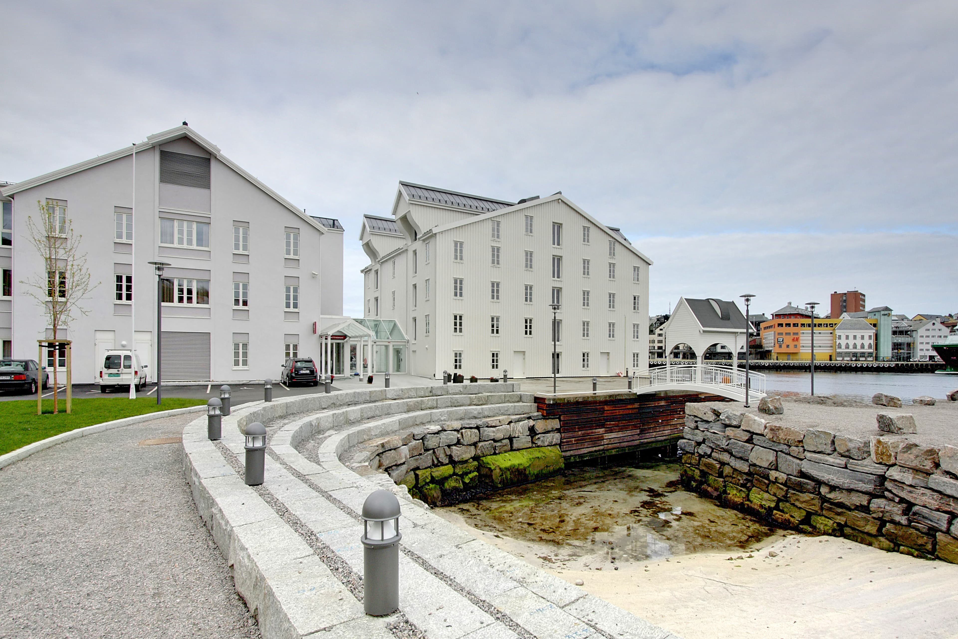 Thon Hotel Kristiansund ligger helt i sjøkanten