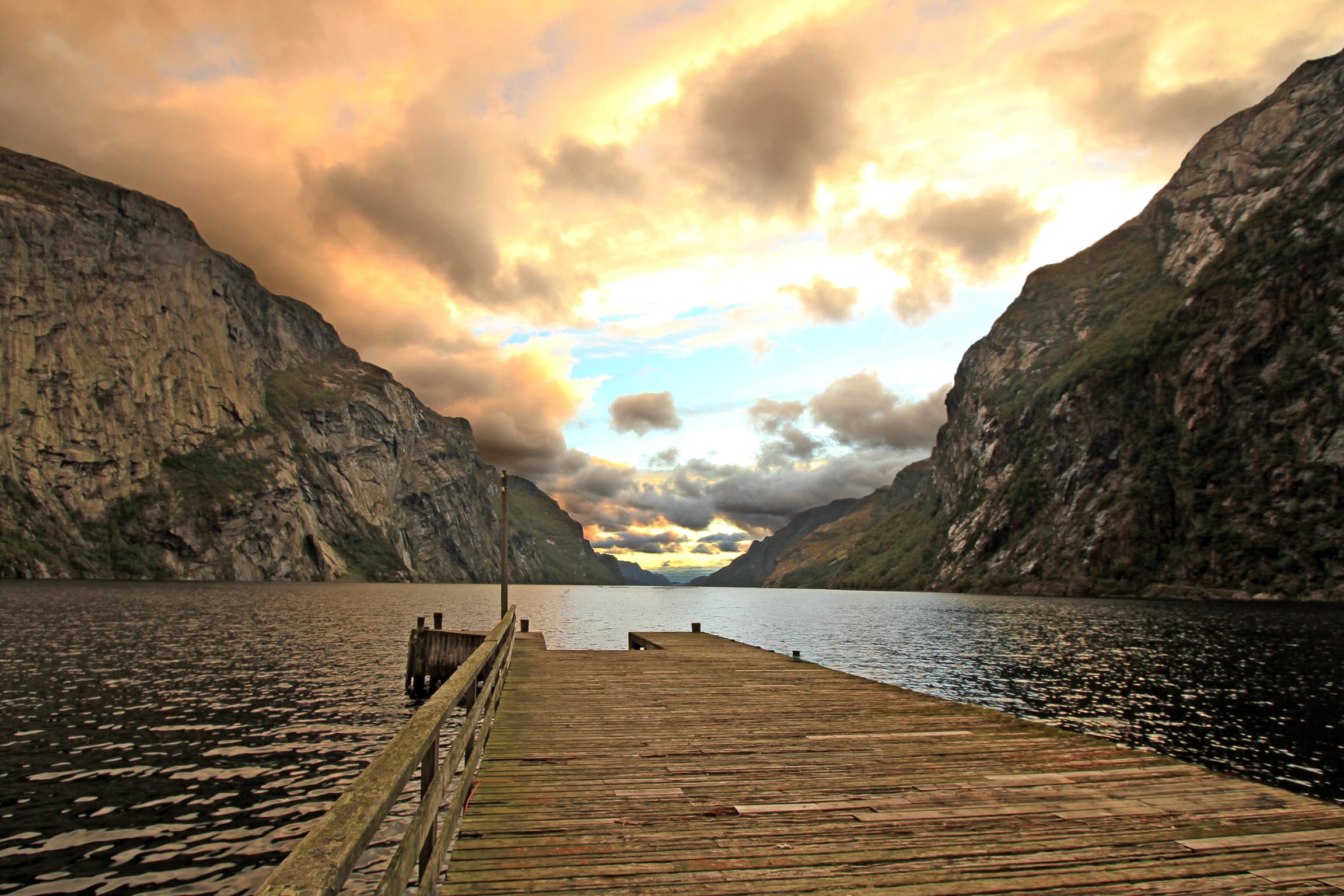 Brygge med vann ved Ørsdalsvatnet