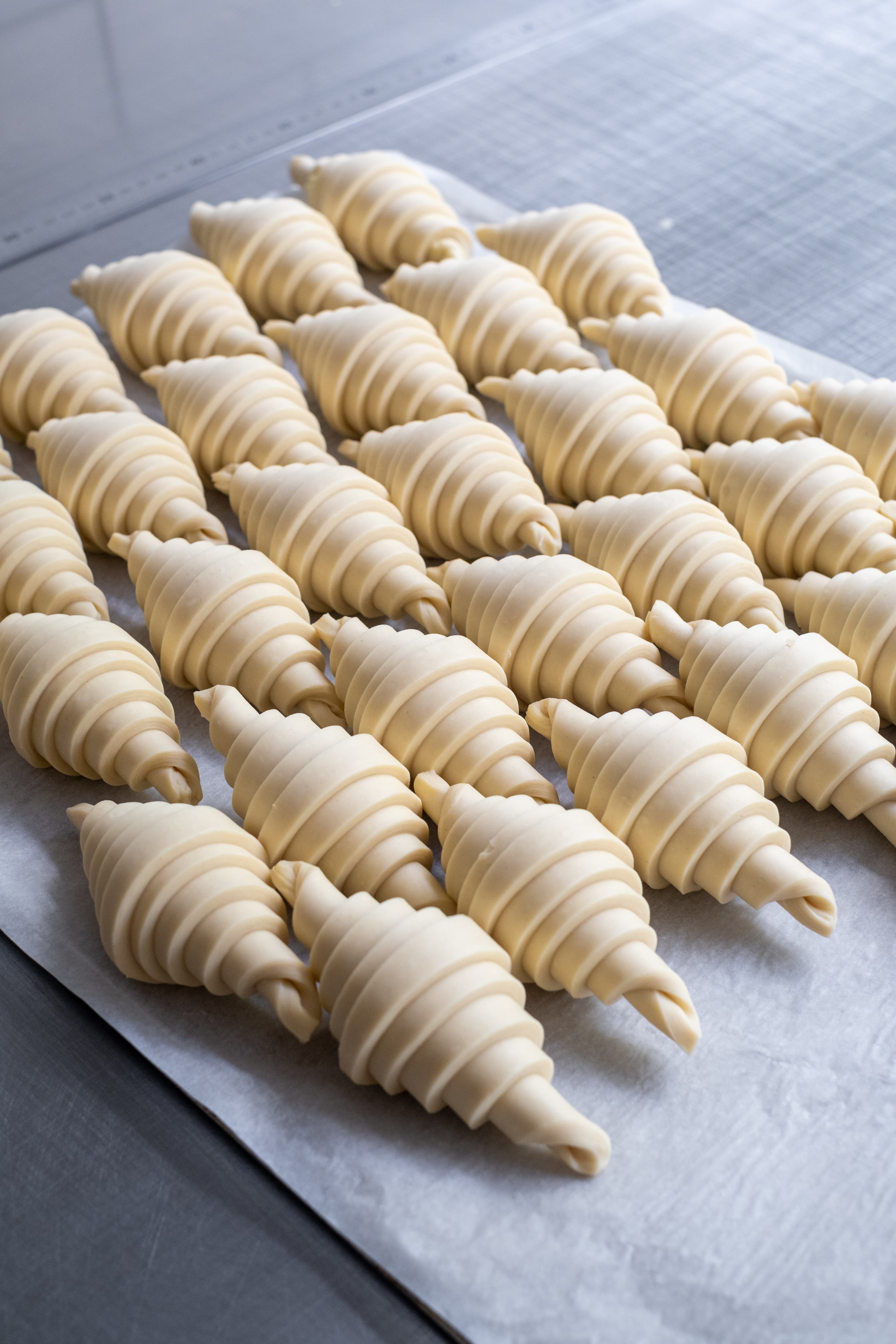 Croissants på en stekeplate før steking