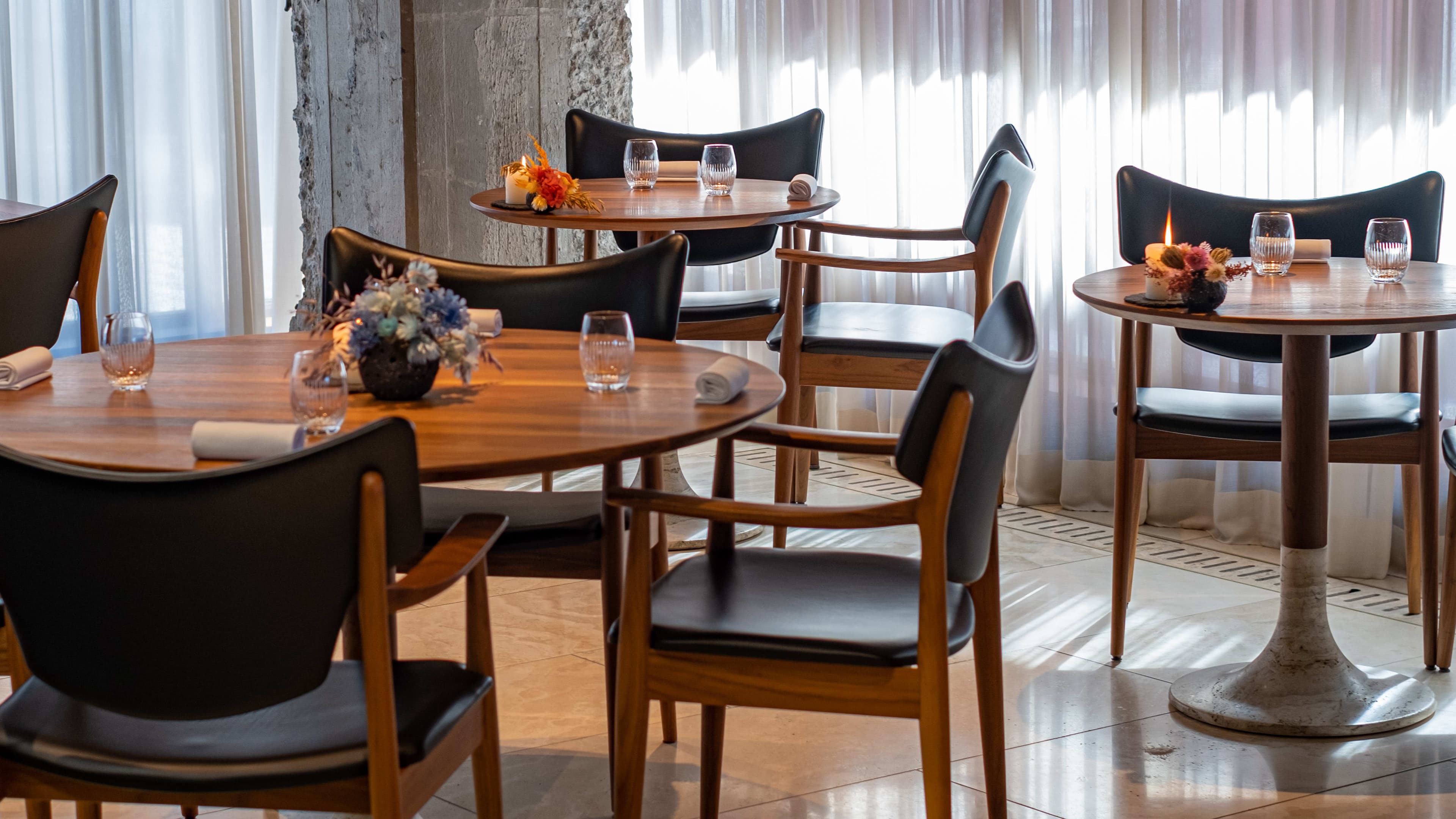 Stoler og bord i restauranten til RE-NAA.