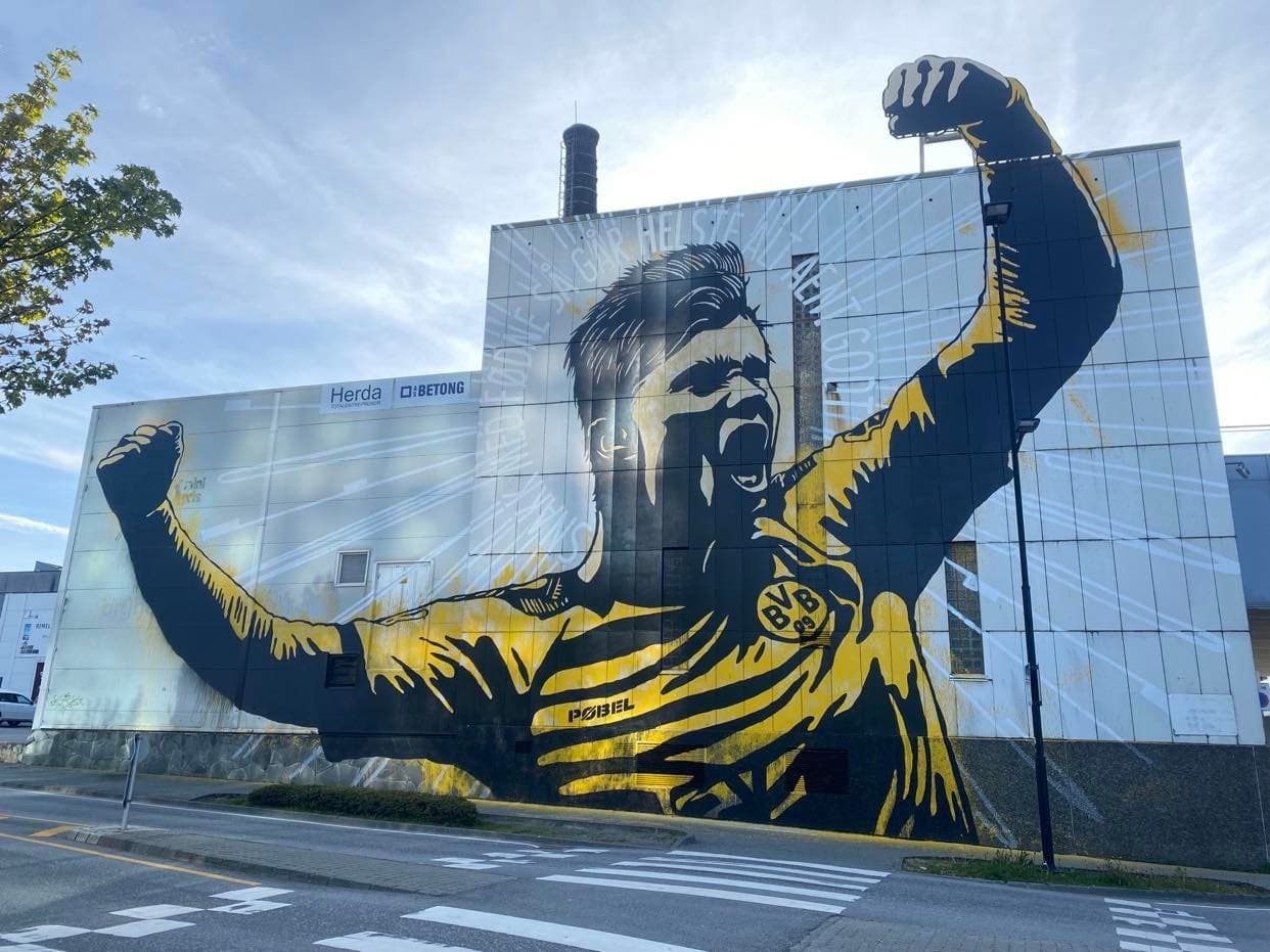 Mural av Pøbel på Bryne. Muralen forestiller fotballspiller Erling Braut Haaland.