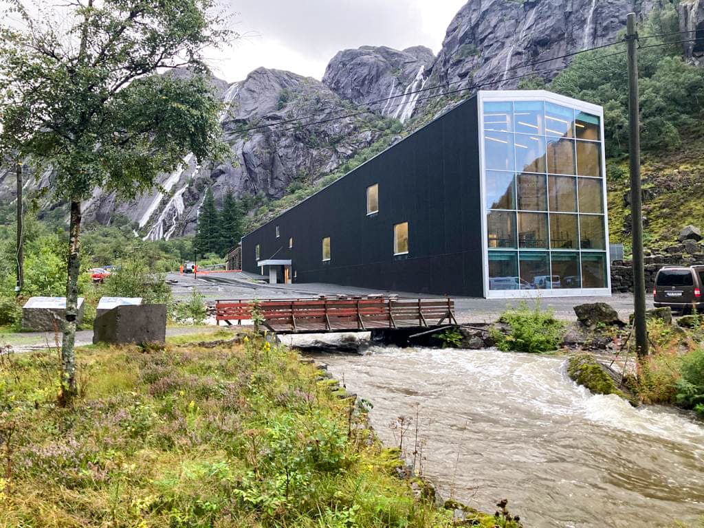 Jøssingfjord Vitenmuseum sett utenfra. Med bratte fjellvegger like ved.