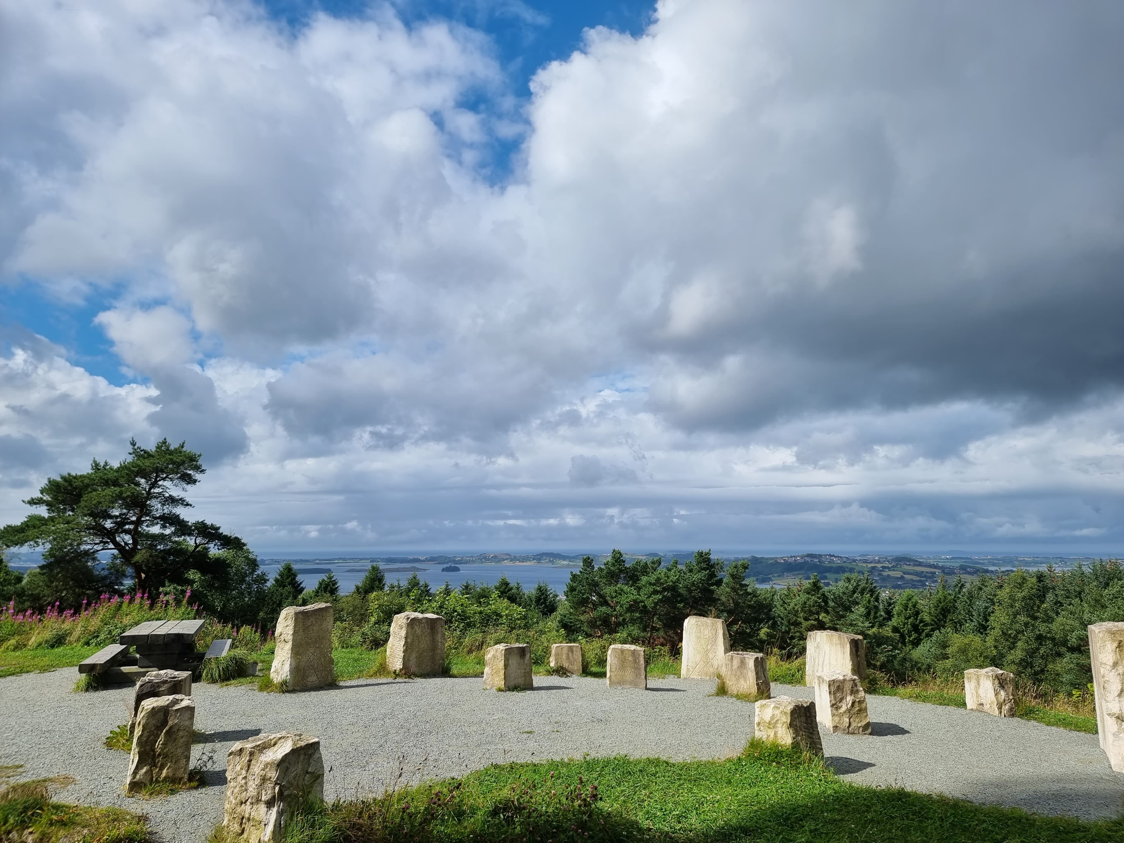 16 hvite marmorsteiner i en sirkel som er restene etter Haraldstårnet som ble bygget i 1896 til minne om slaget ved Hafrsfjord.