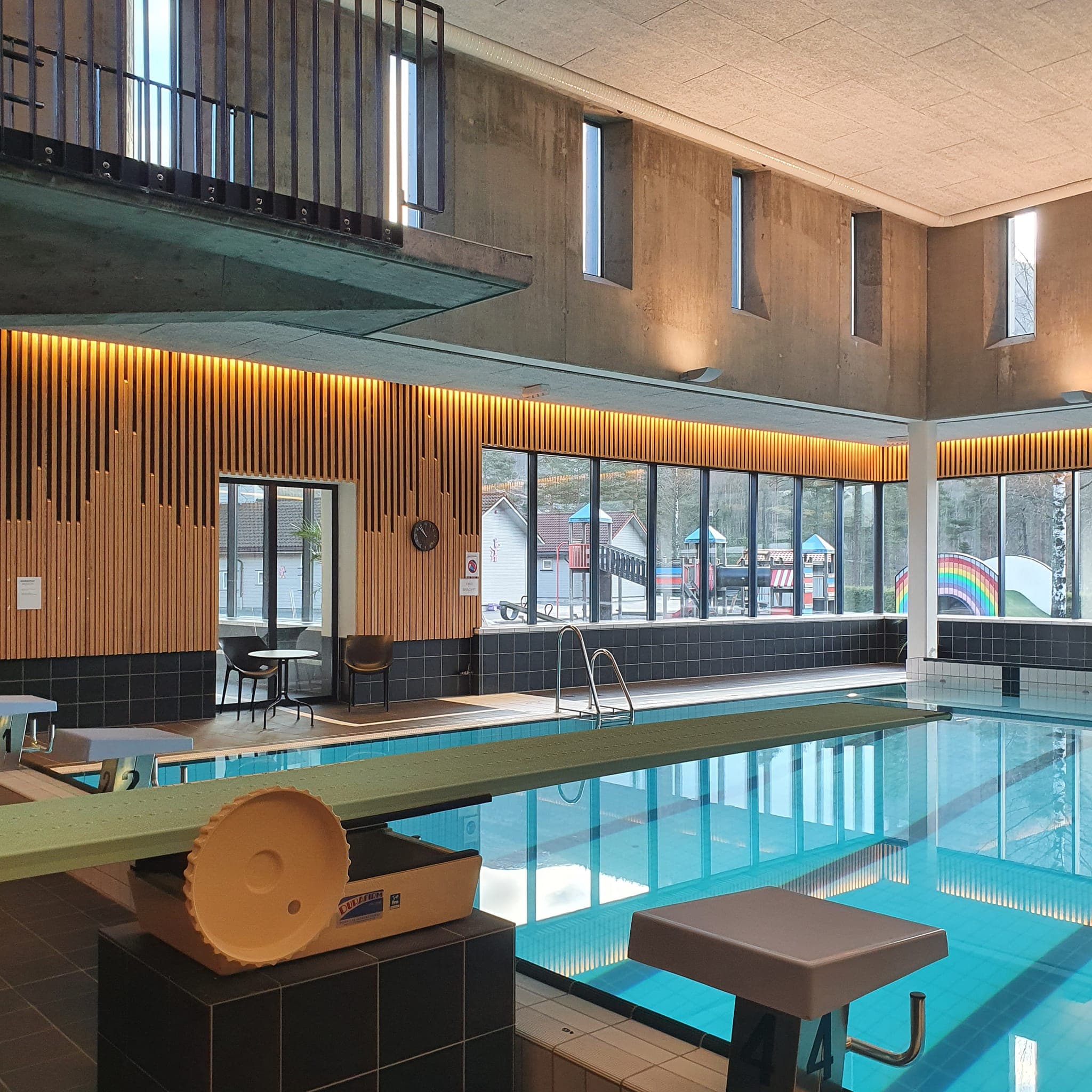 Stupetårn og sviktbrett ved innendørsbasseng på Tonstadbadet