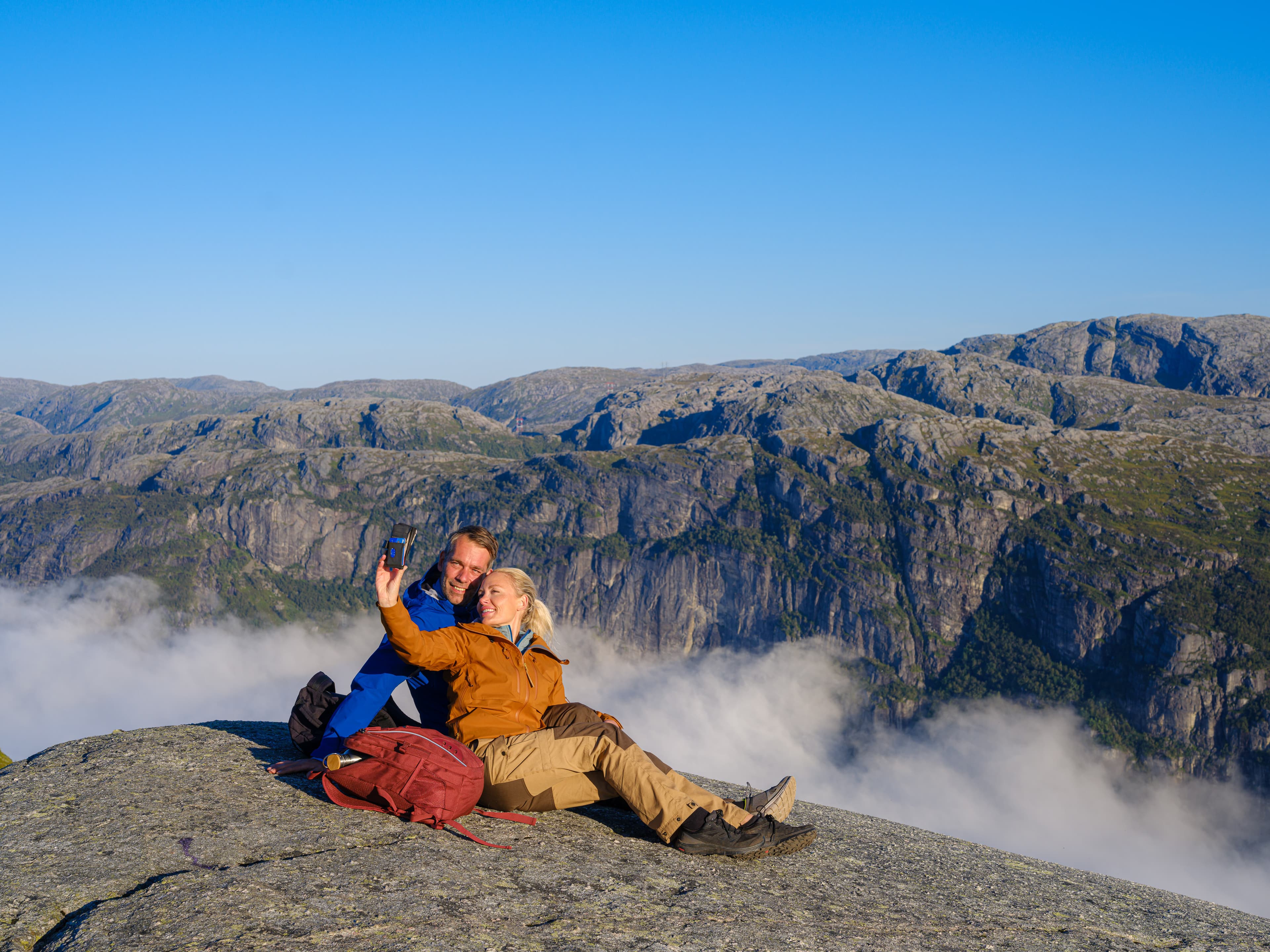 Par på fjellet Kjerag som tar selfie
