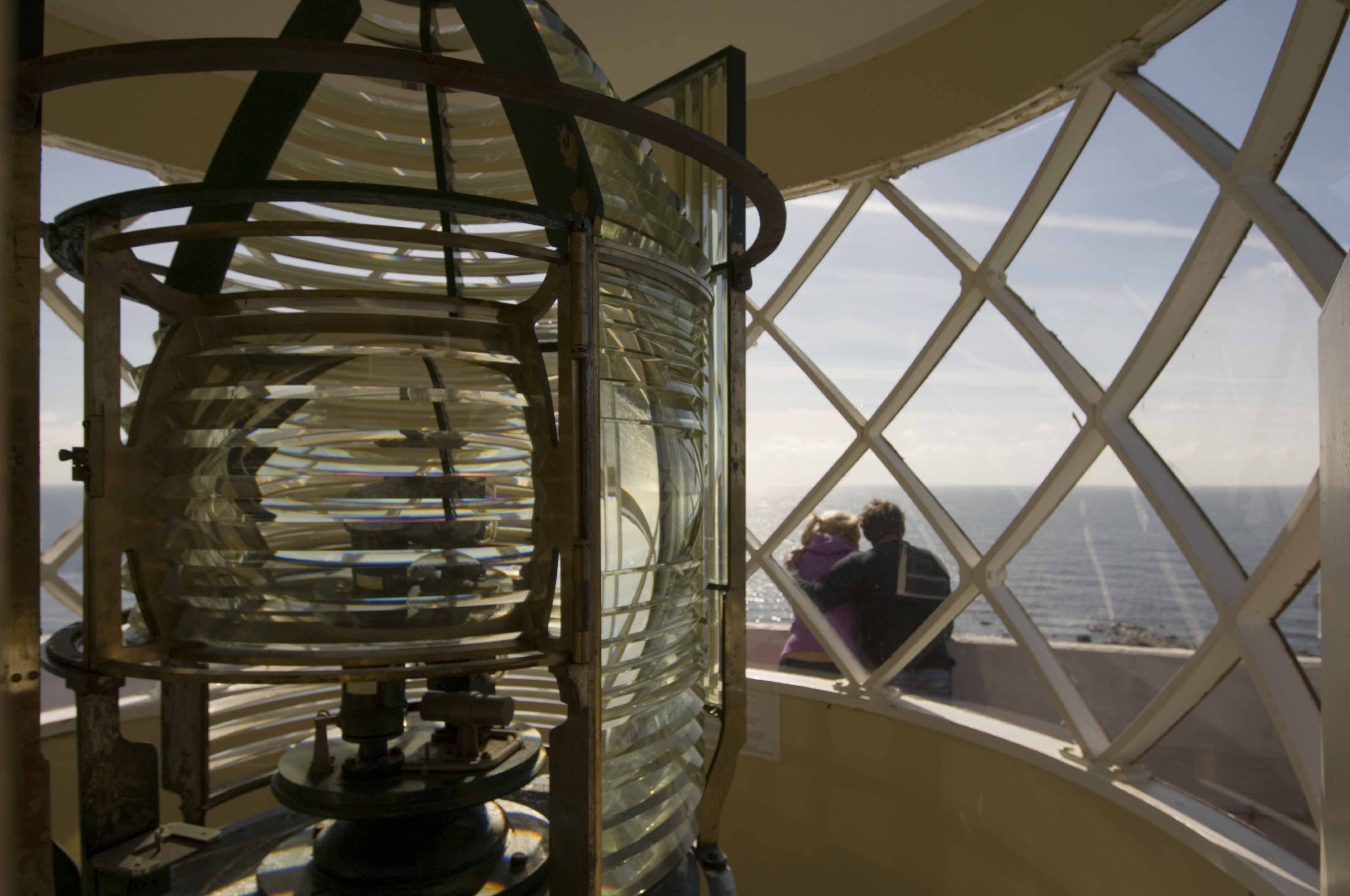 Par som ser på utsikten fra toppen av Obrestad fyr