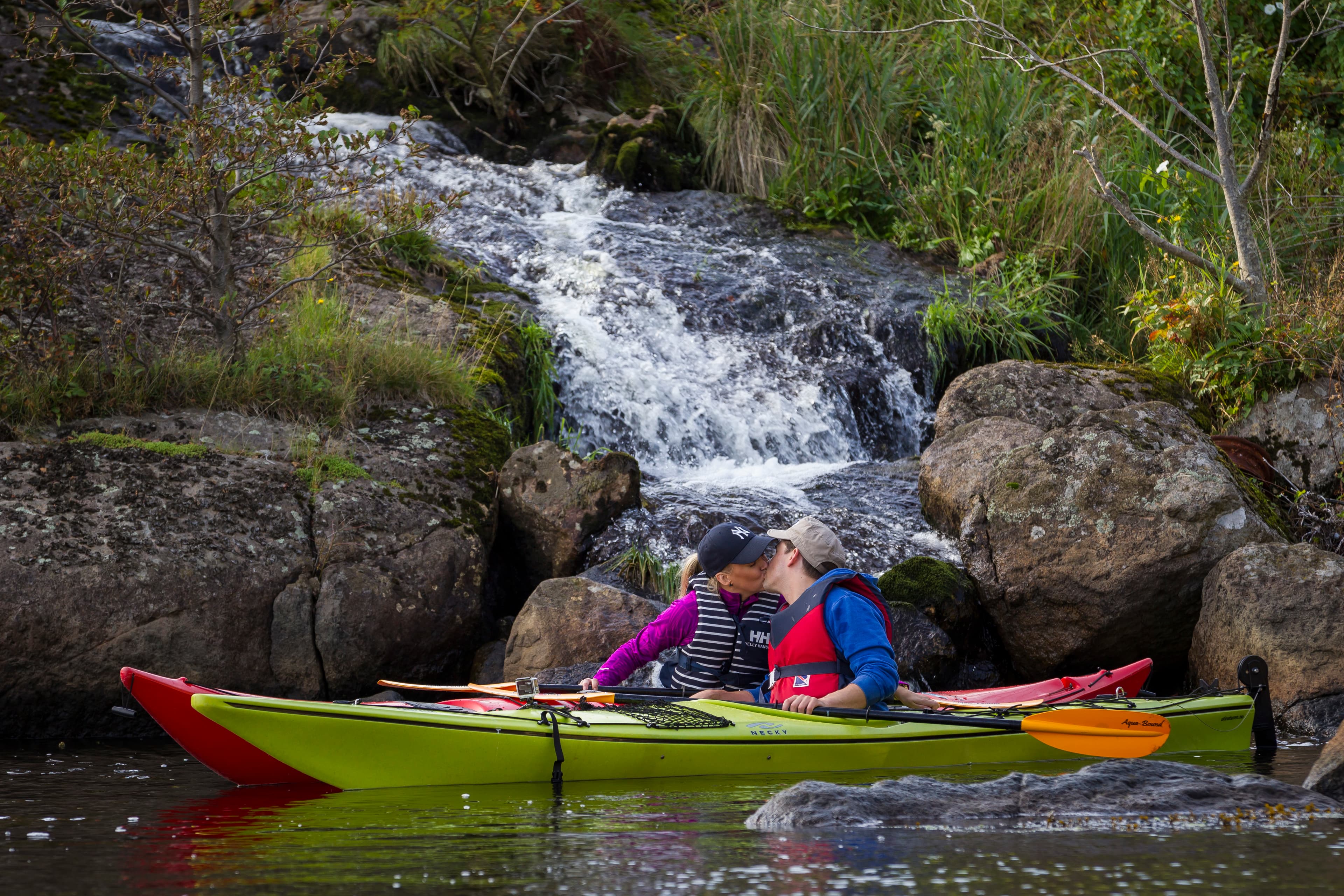 Par på kajakktur som kysser