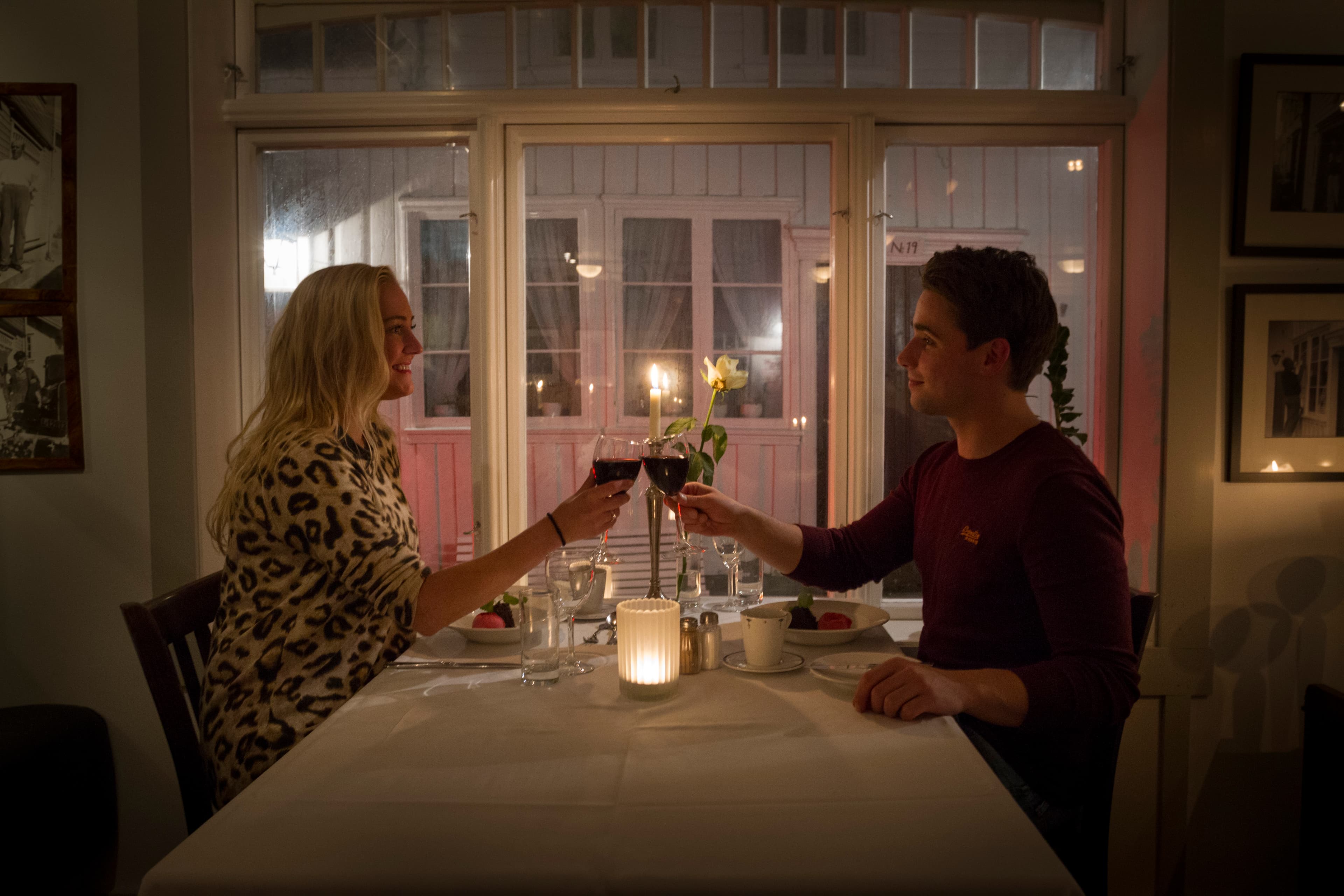 Par spiser middag på Sogndalstrand Kulturhotell