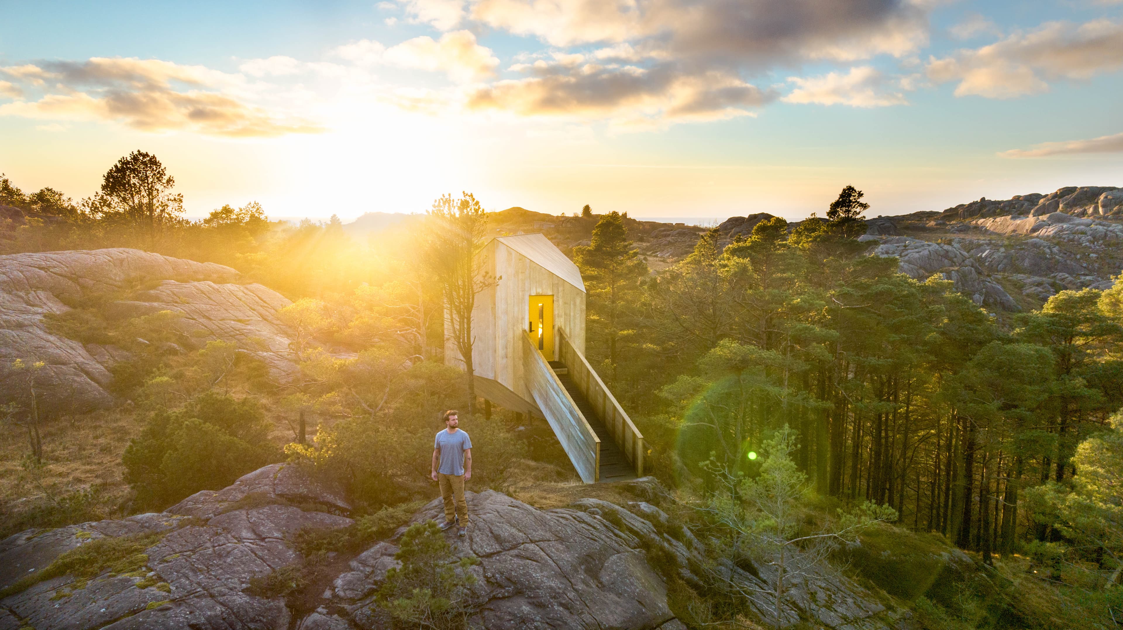 Trekrpnå - et tretoppsovernattingssted. Hytter bygget i trærne.