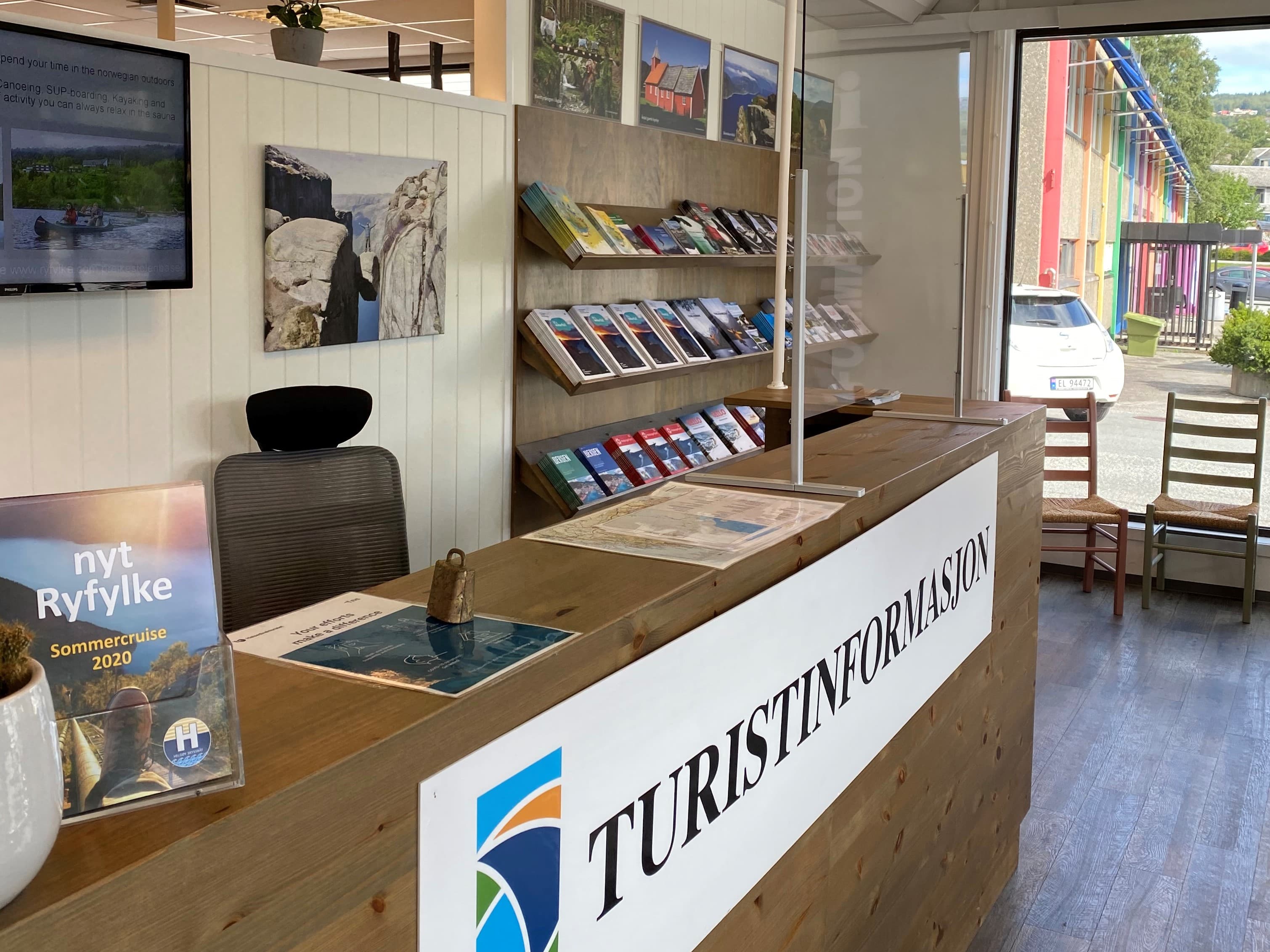 Disken og brosjyrer i Strand turistinformasjon.