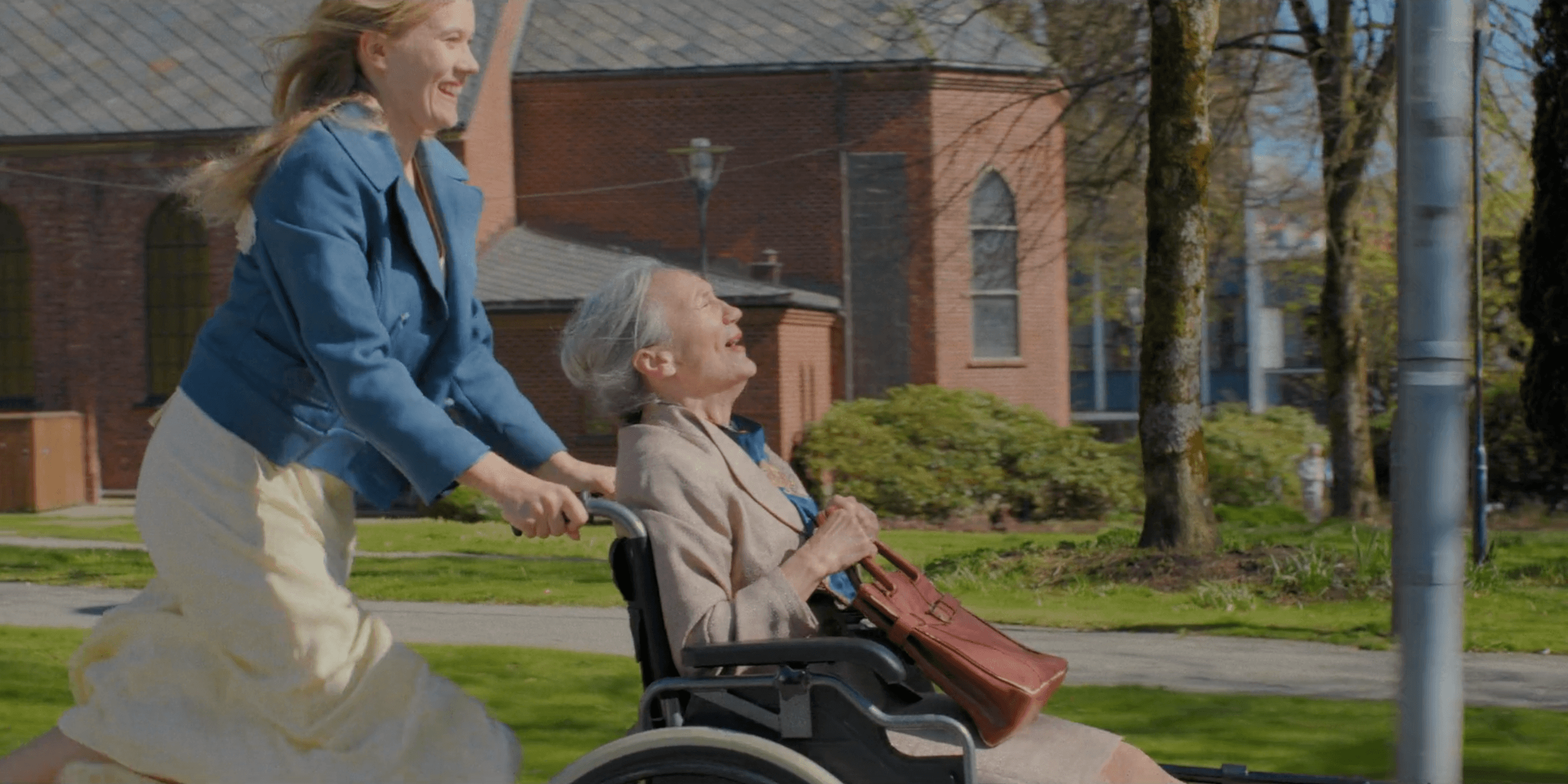 Evy i full fart med mormor