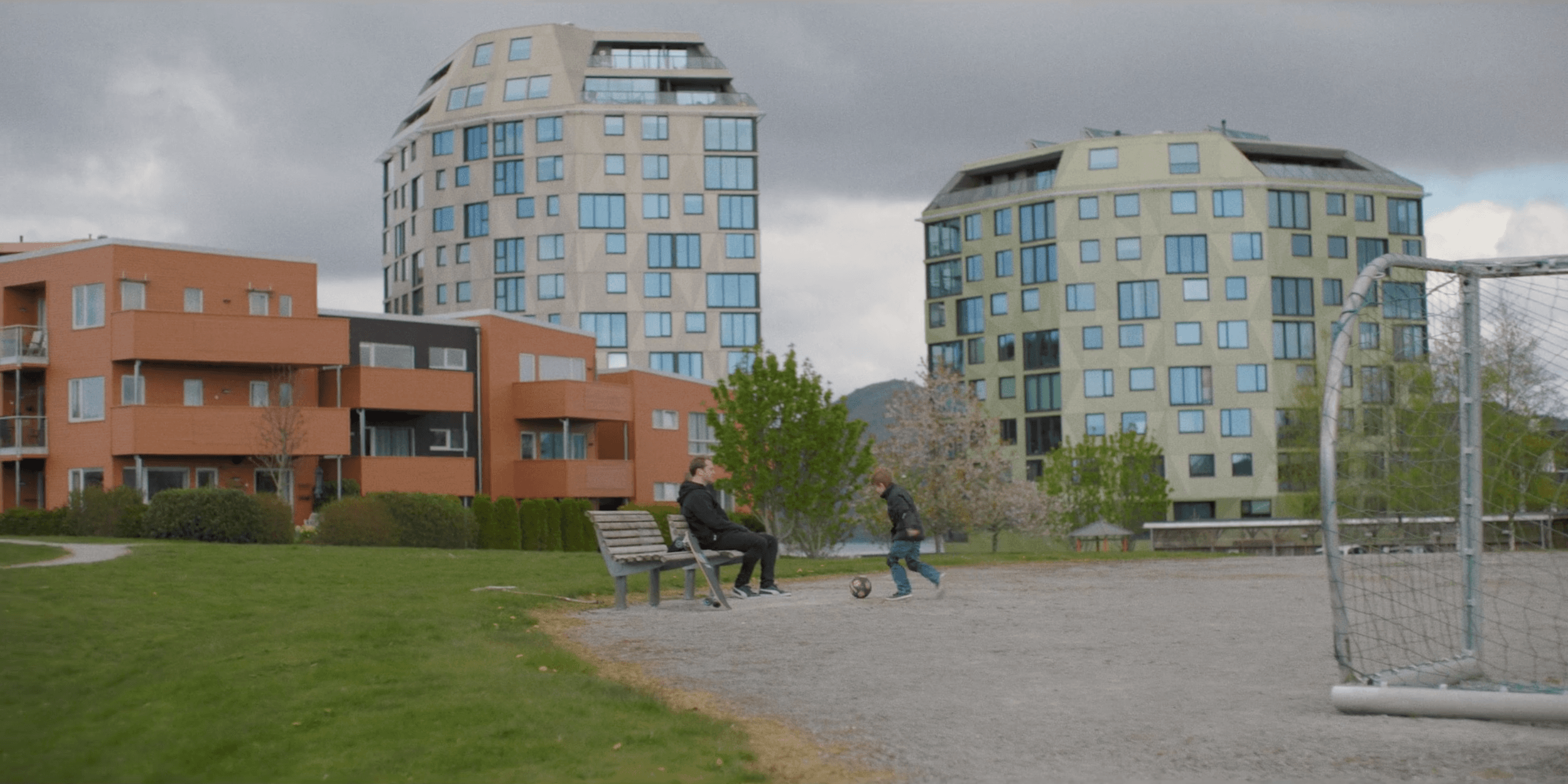 Far-sønn prat foran De tre tårn