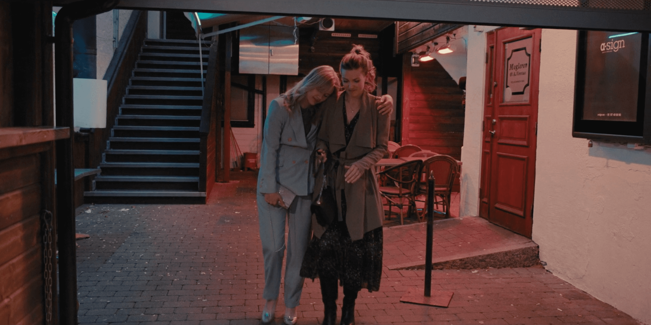 Evy og Maddi på vei hjem fra fest