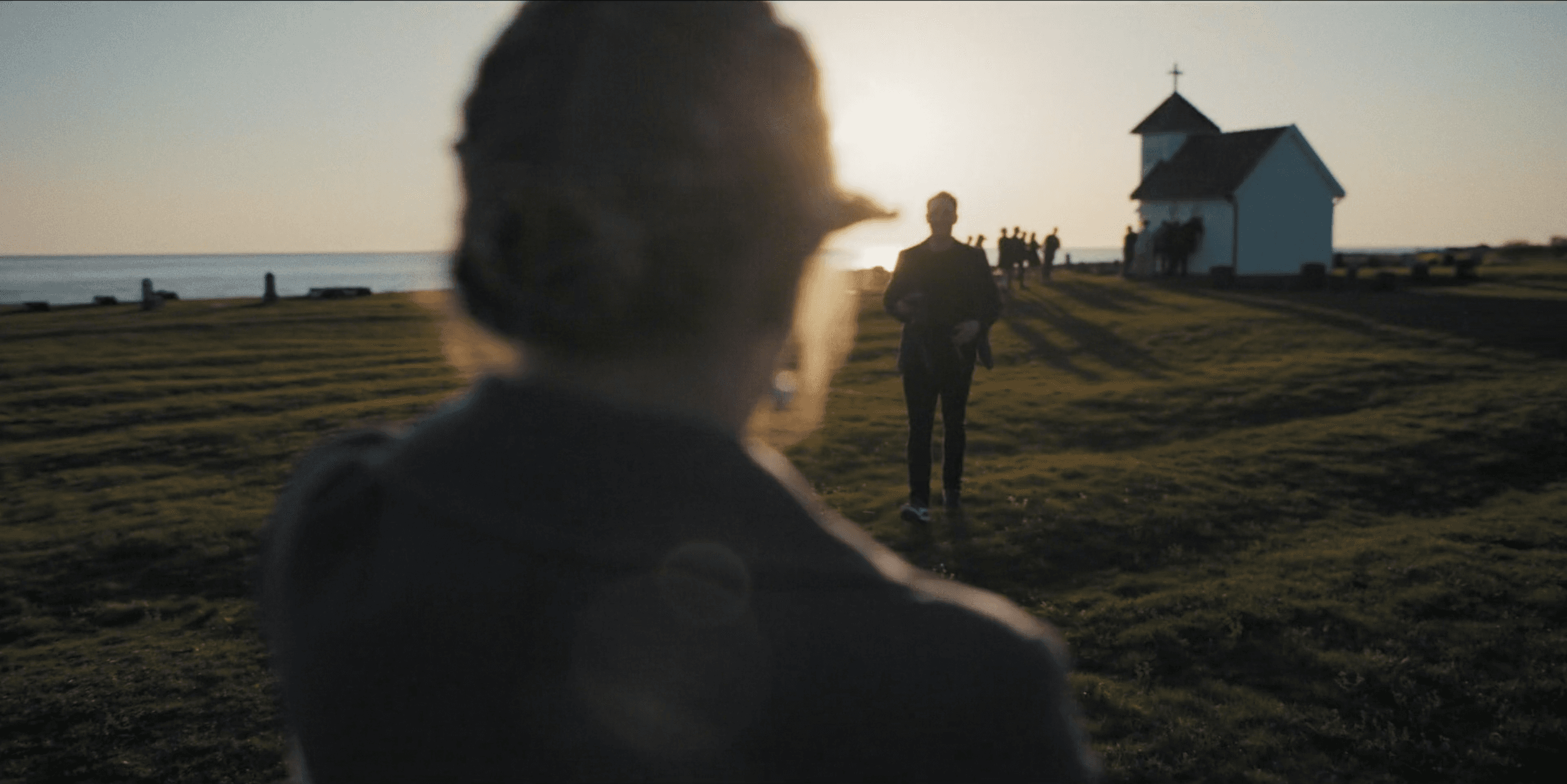 Bryllupsgjester utenfor Varhaug gamle kirke