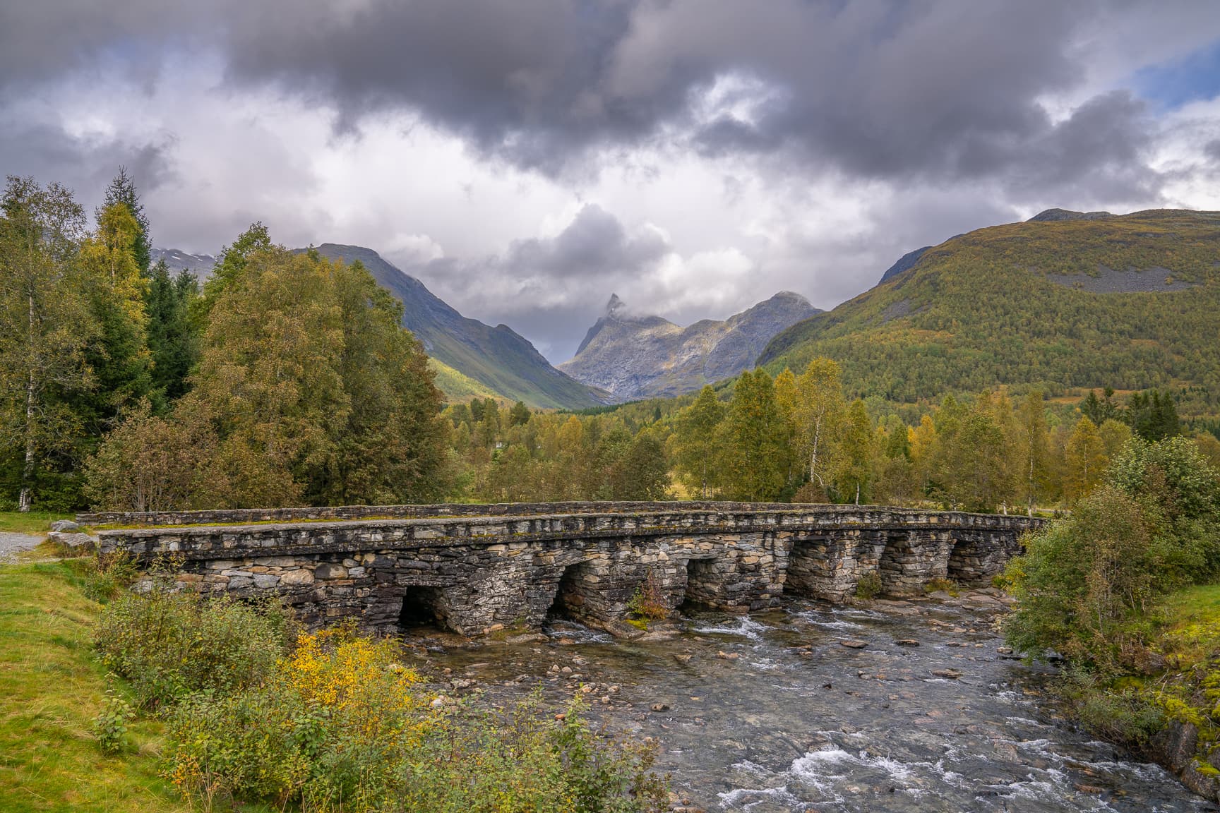 Gamle Horndøla bru med Hornindalsrokken og fjella i bakgrunn.