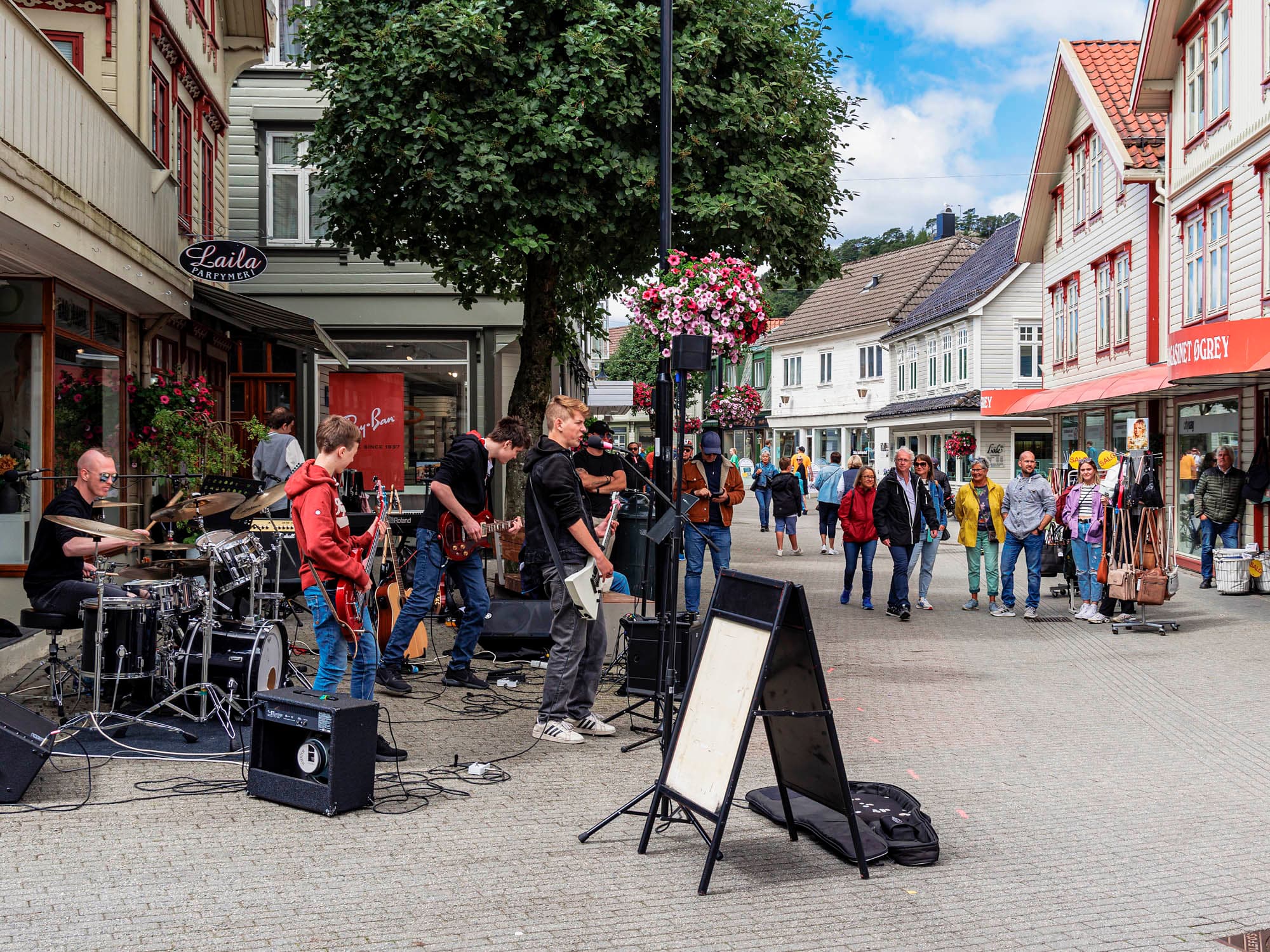 Flere mennesker i gågate i Egersund sentrum