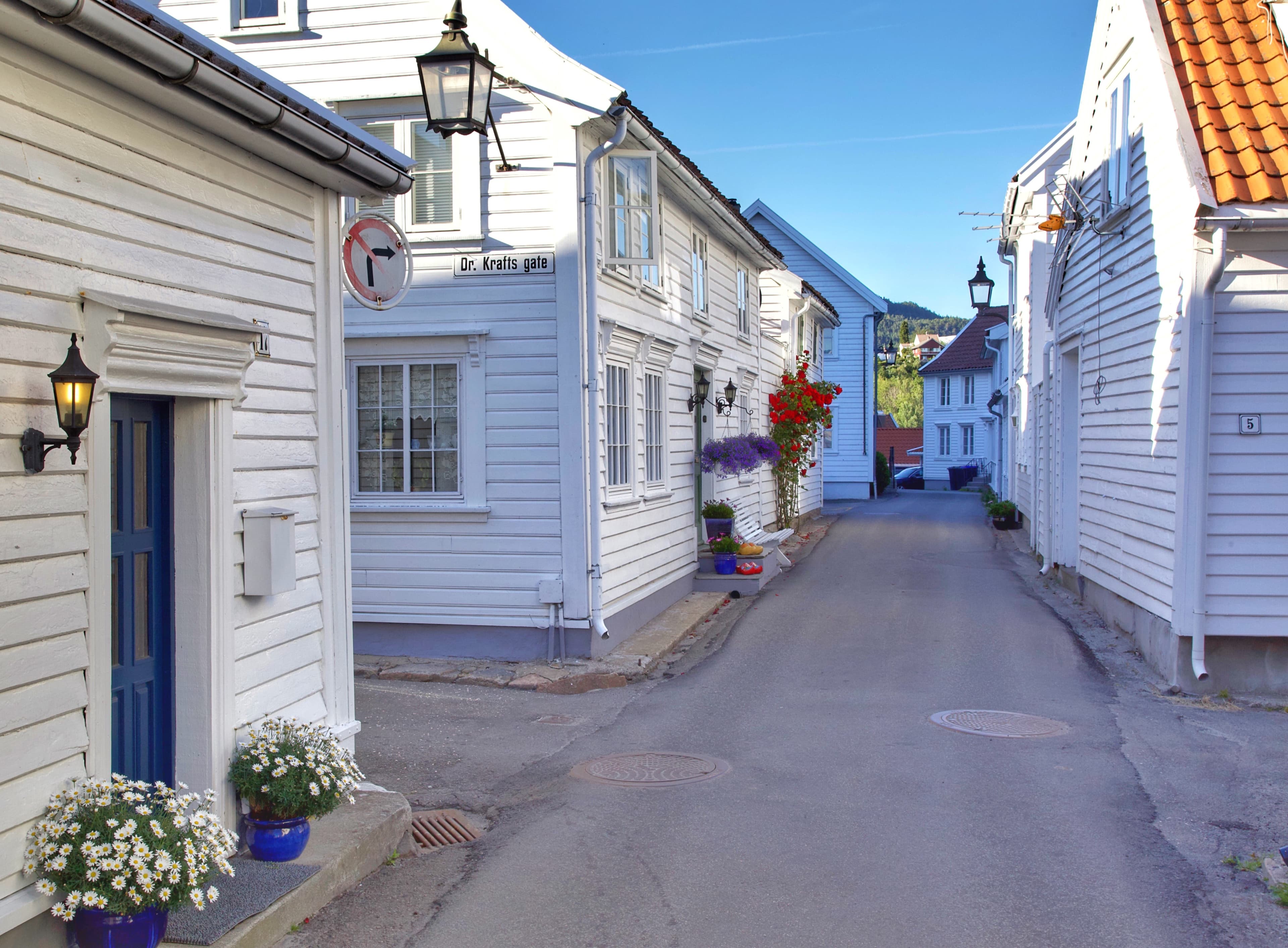 små, hvite trehus i hollenderbyen Flekkefjord