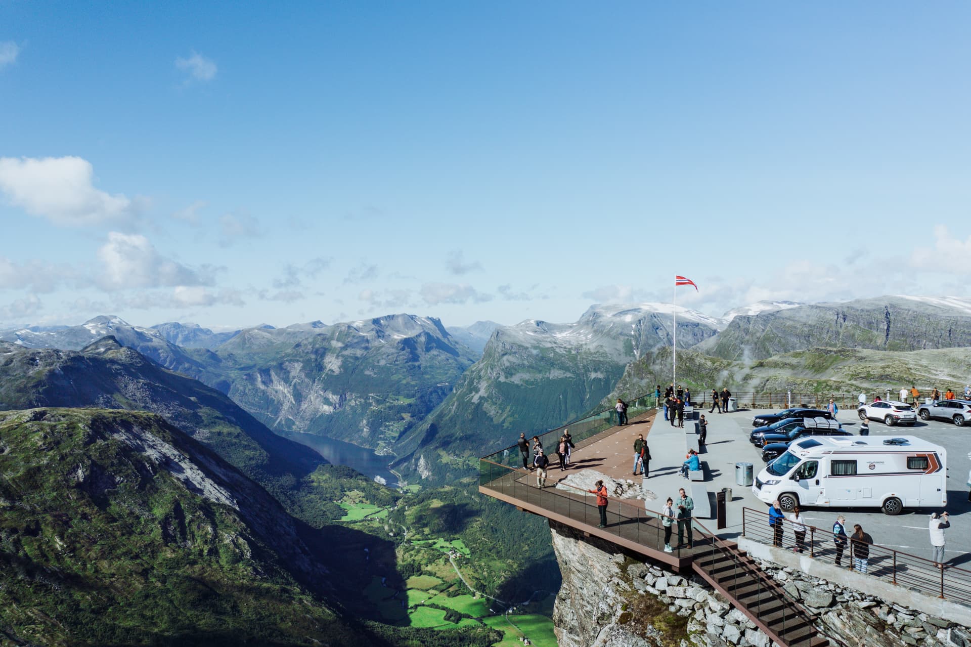 Geiranger Skywalk med utsikt over Geirangerfjorden.