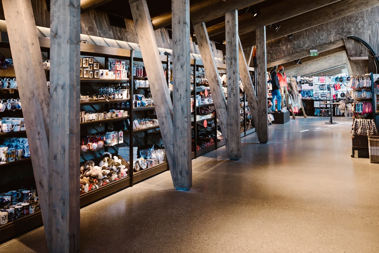 Souvenirbutikk med reoler inne på Dalsnibba.