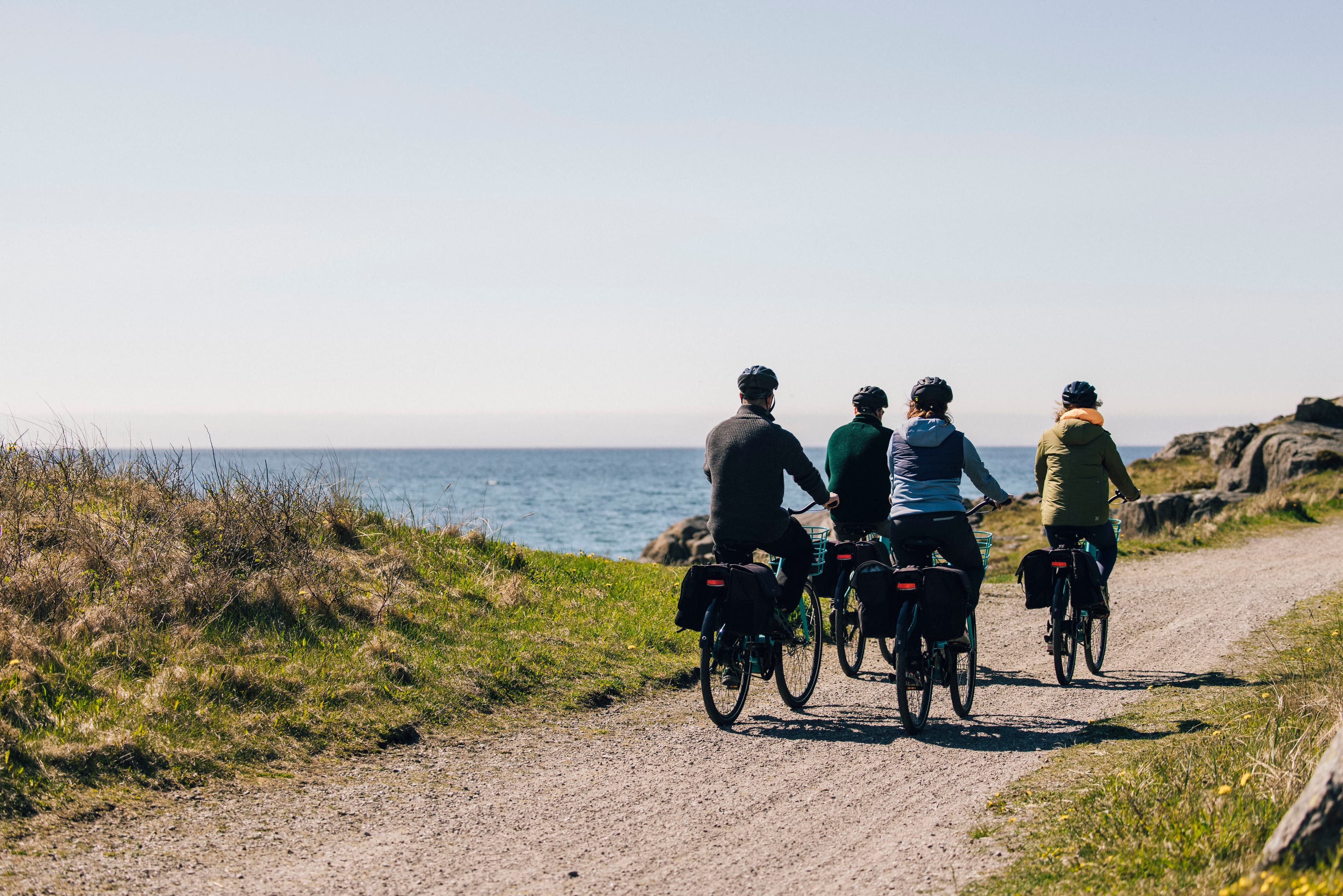 Jærruta i Hå, fire syklister sykler langs havet på grusvei