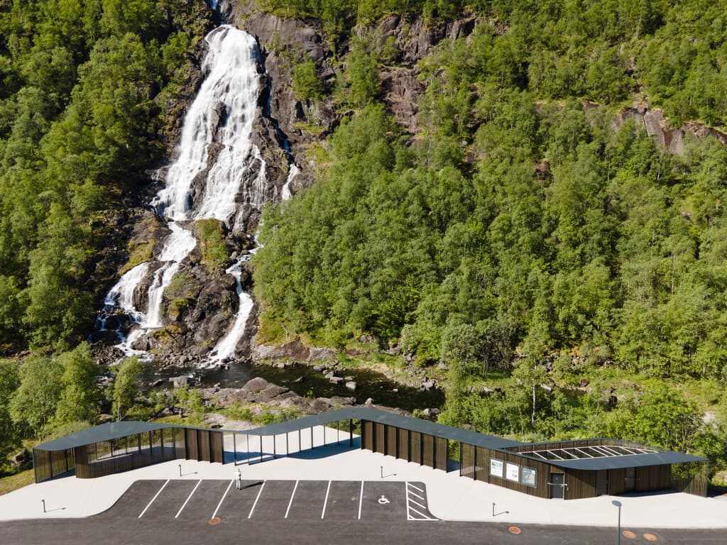 Flesefossen og rasteplassen.