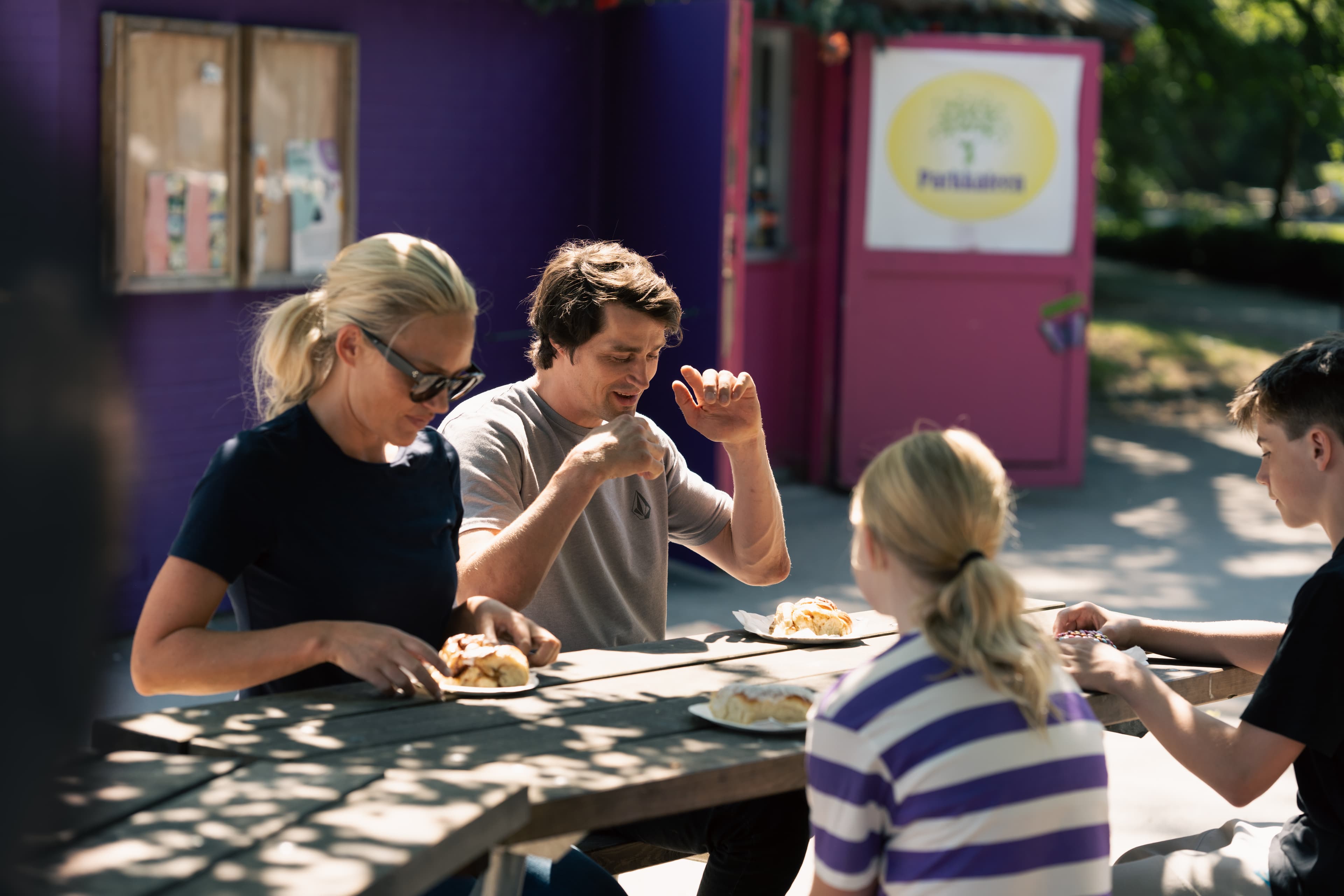 En familie spiser boller utenfor parkkafeen i Sandvedparken i Sandnes
