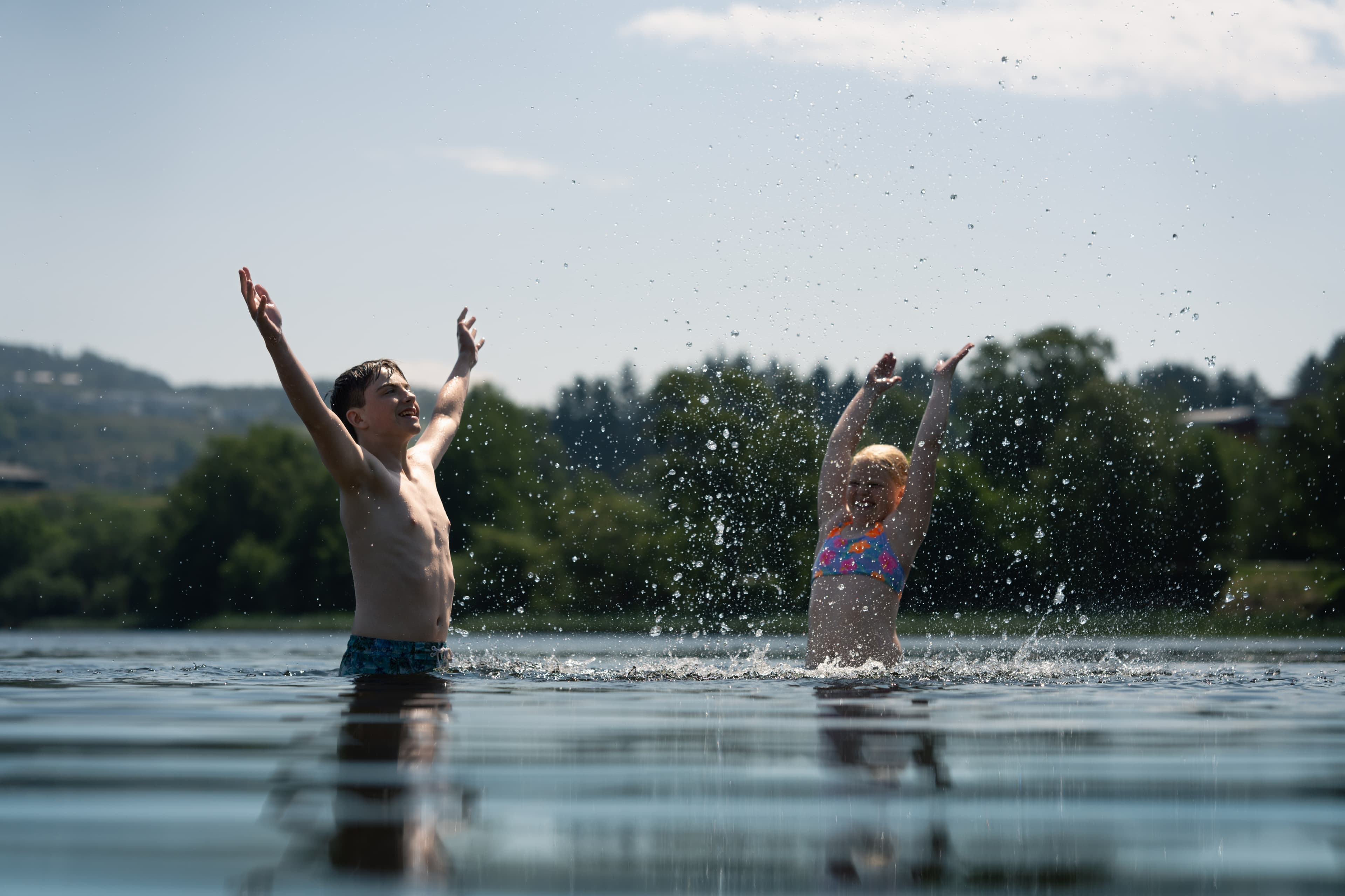 En far bader i Stokkelandsvatnet med dattera
