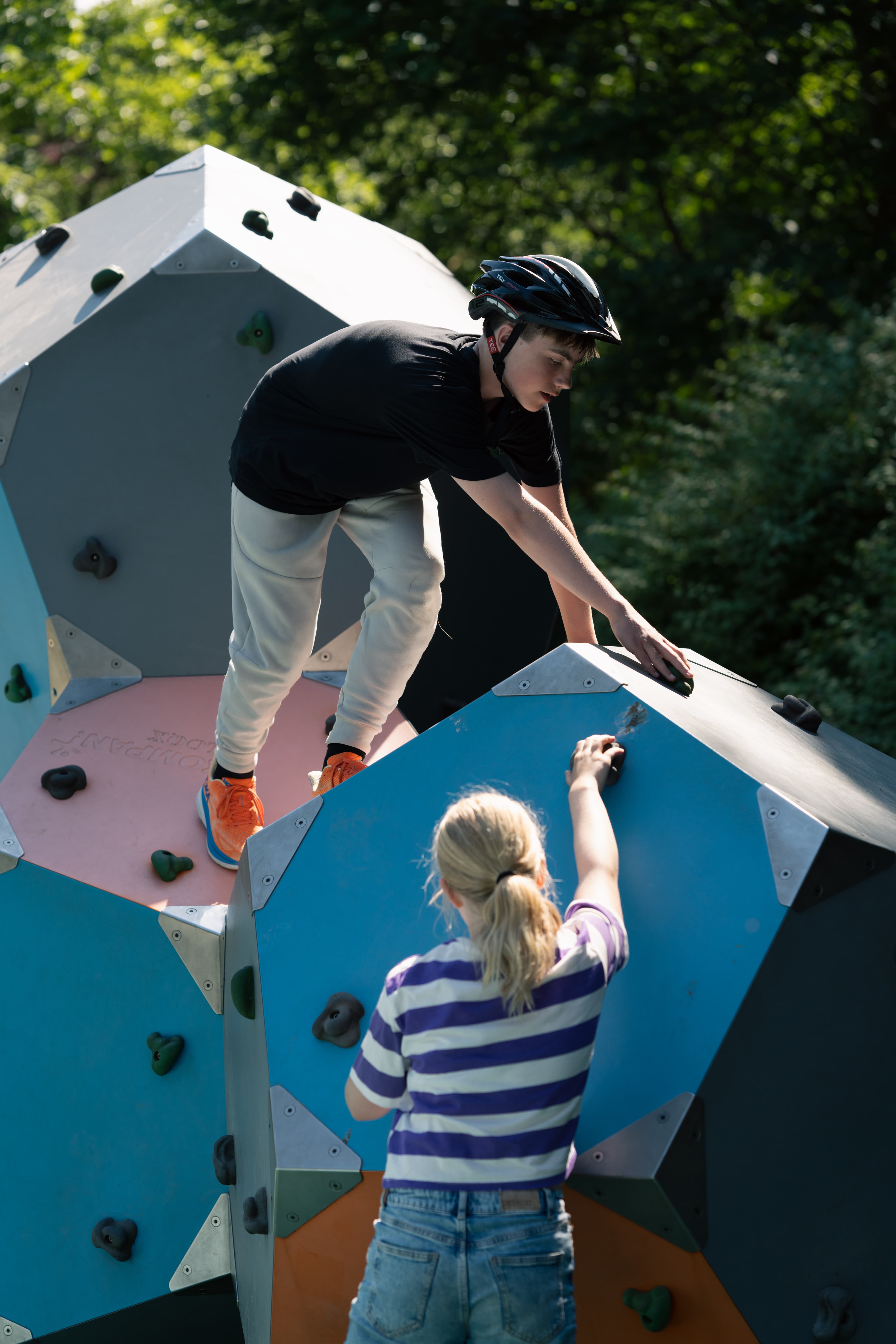 To barn klatrer i en lekepark i Sandvedparken i Sandnes