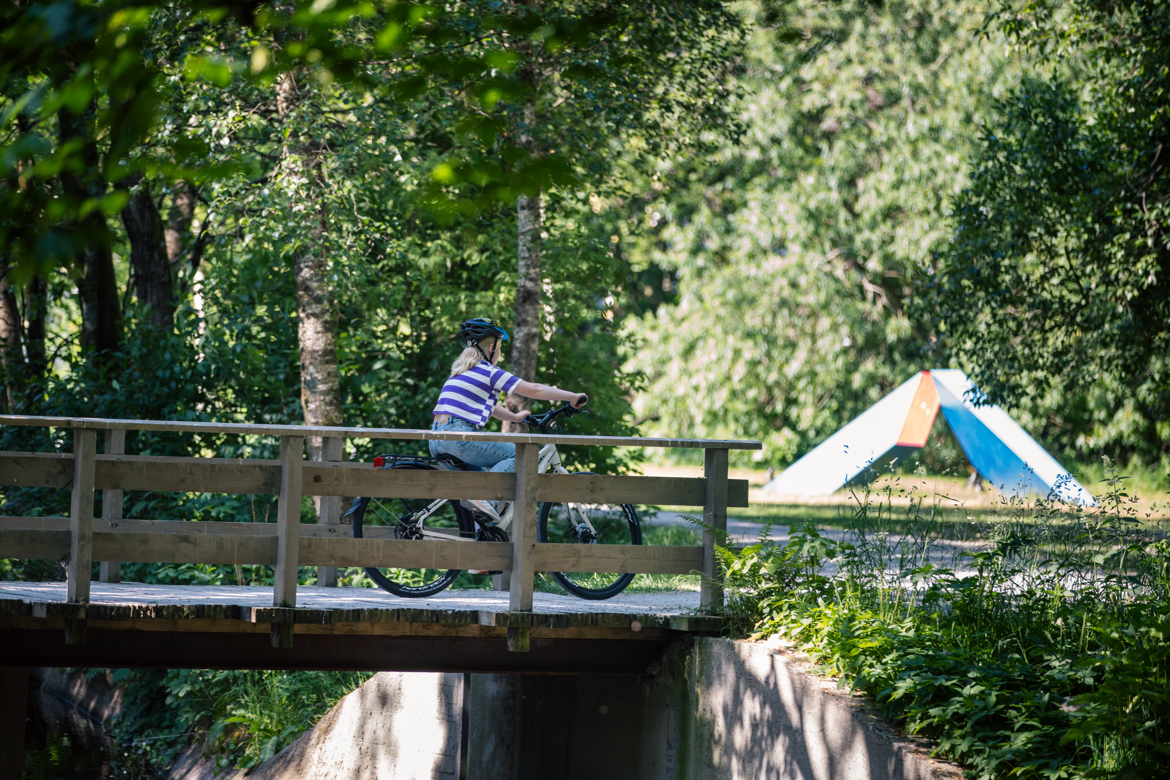 Et barn sykler i Sandvedparken i Sandnes