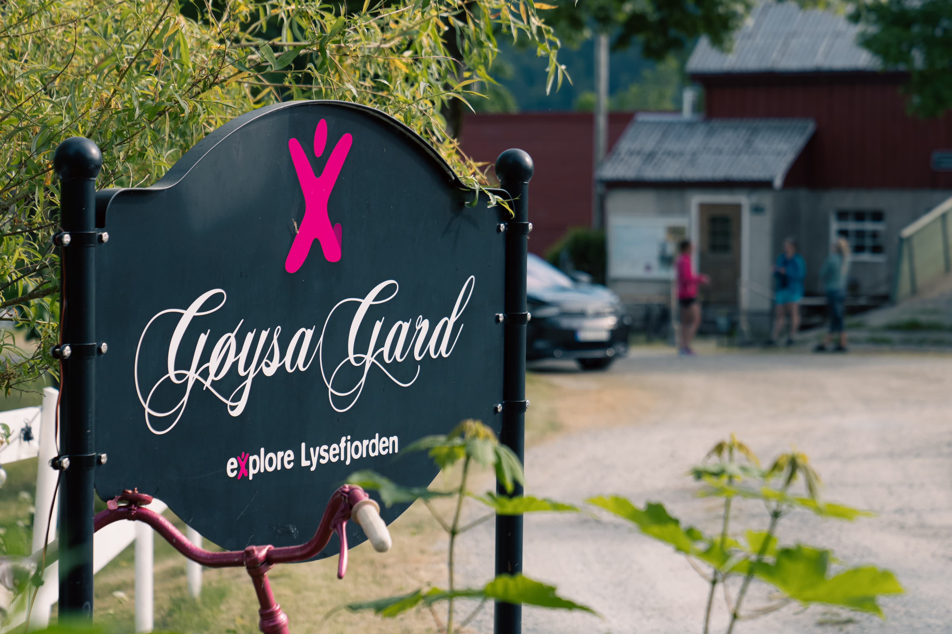 Et skilt ved inngangen til Gøysa Gard