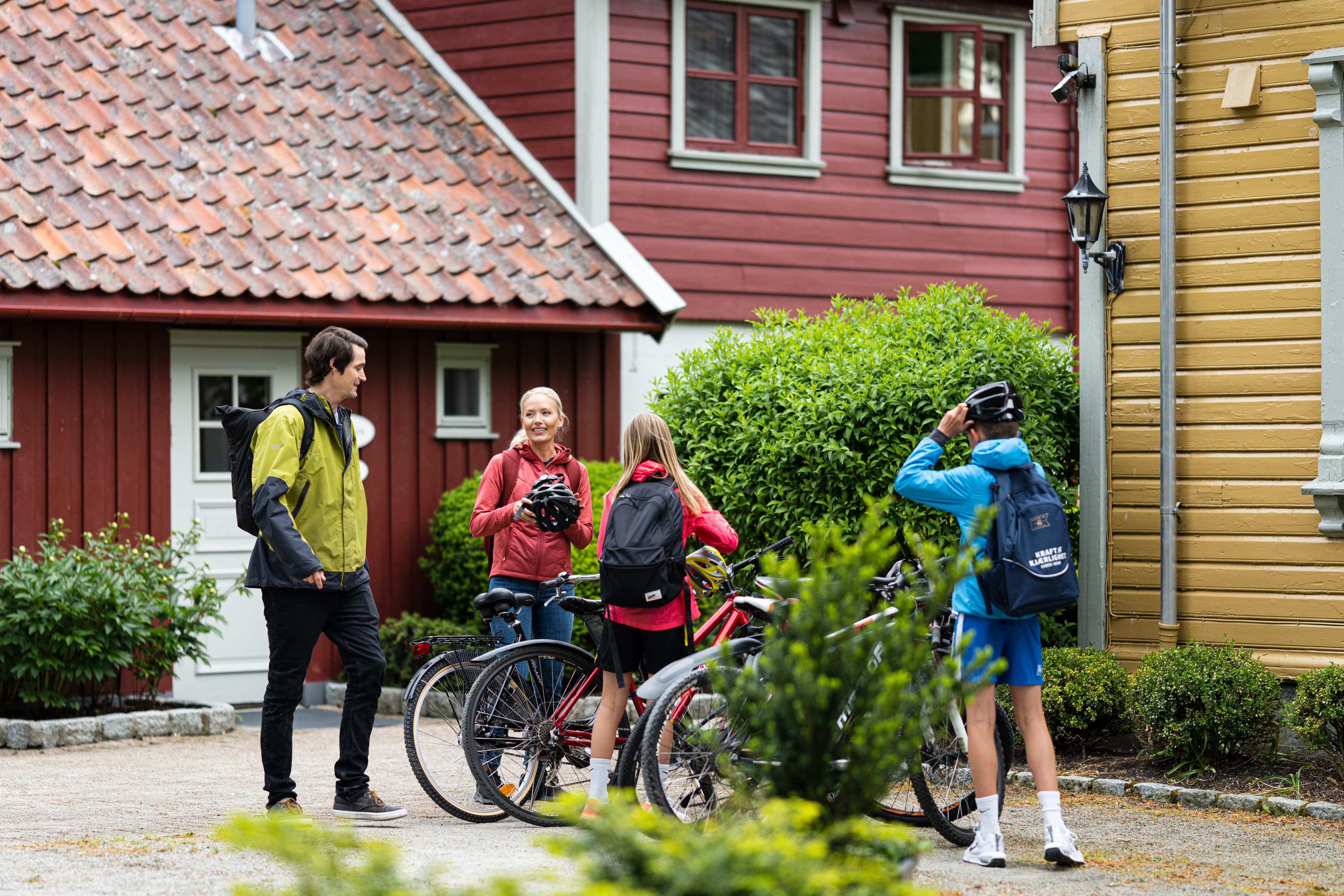 En familie gjør seg klar til en sykkeltur