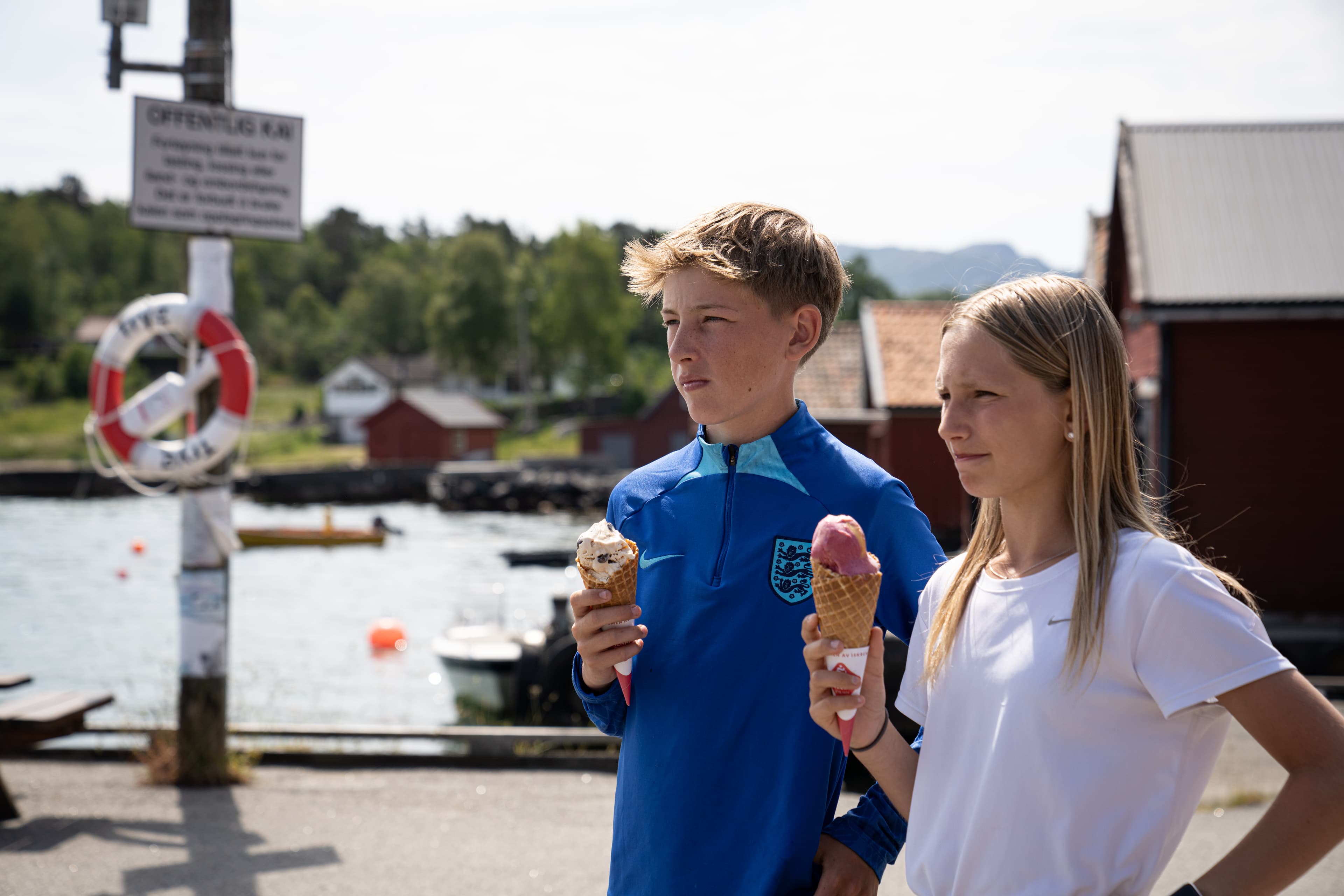 To barn spiser en is utenfor et naust