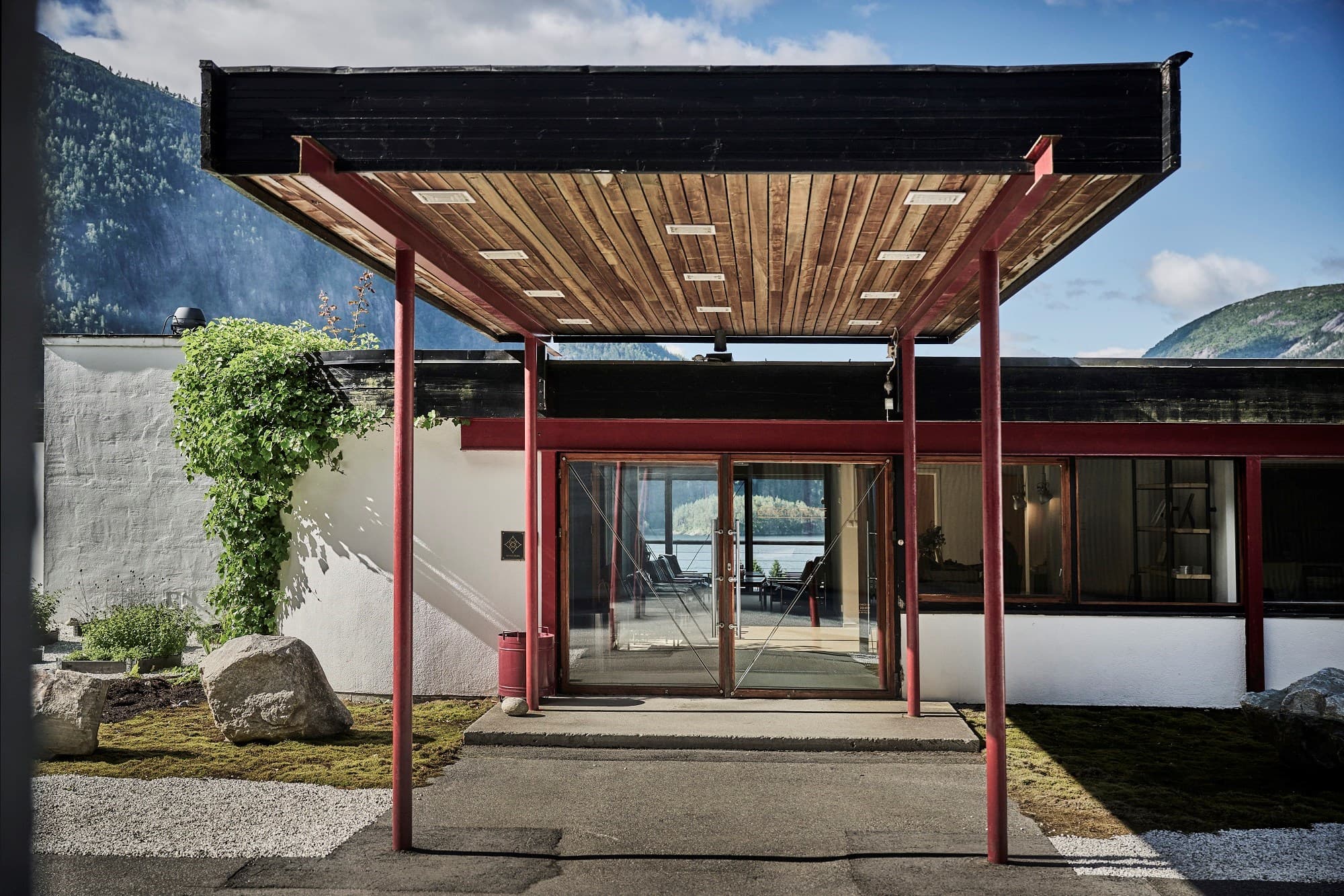 Inngangspartiet til restauranten og hotellet.