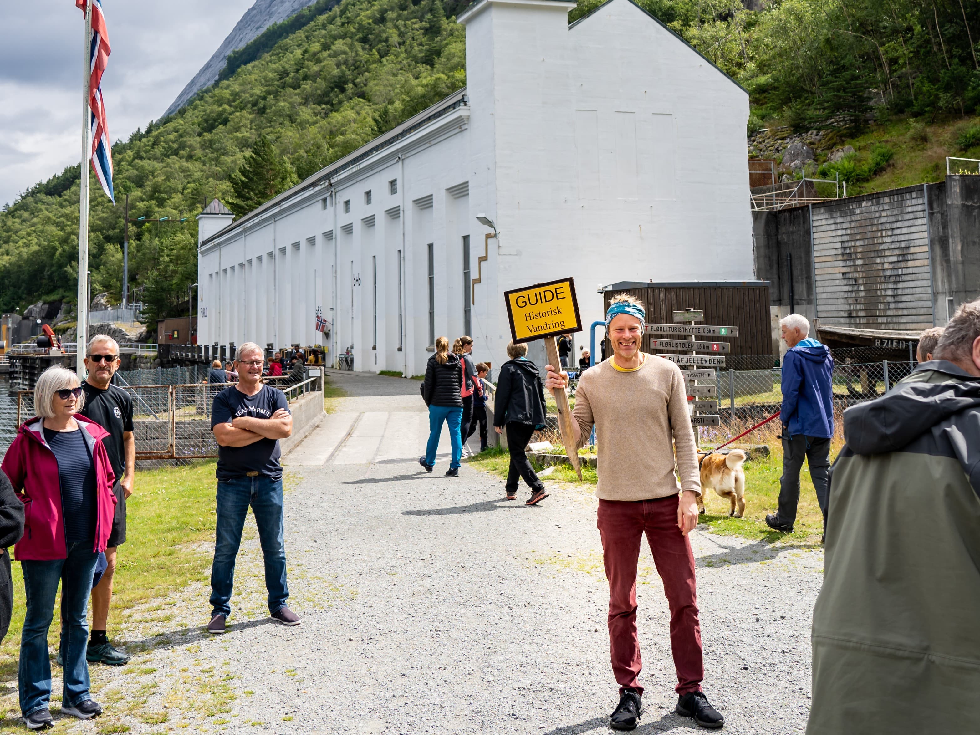 En mann som skal gi en guidet historisk vandring i Flørli.