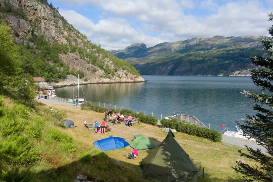 Flere telt helt ved kanten av Lysefjorden.