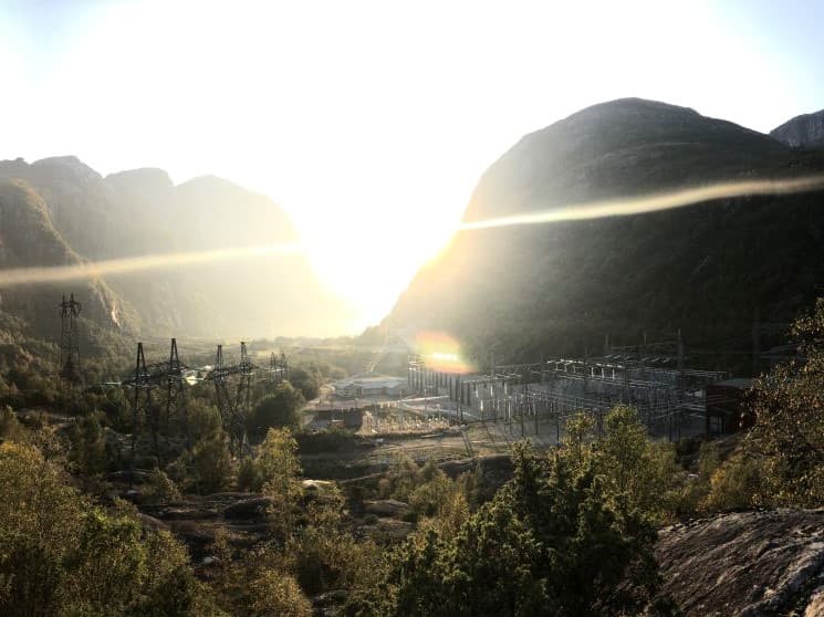 Utsikt over kraftmastene mot Lysefjorden.