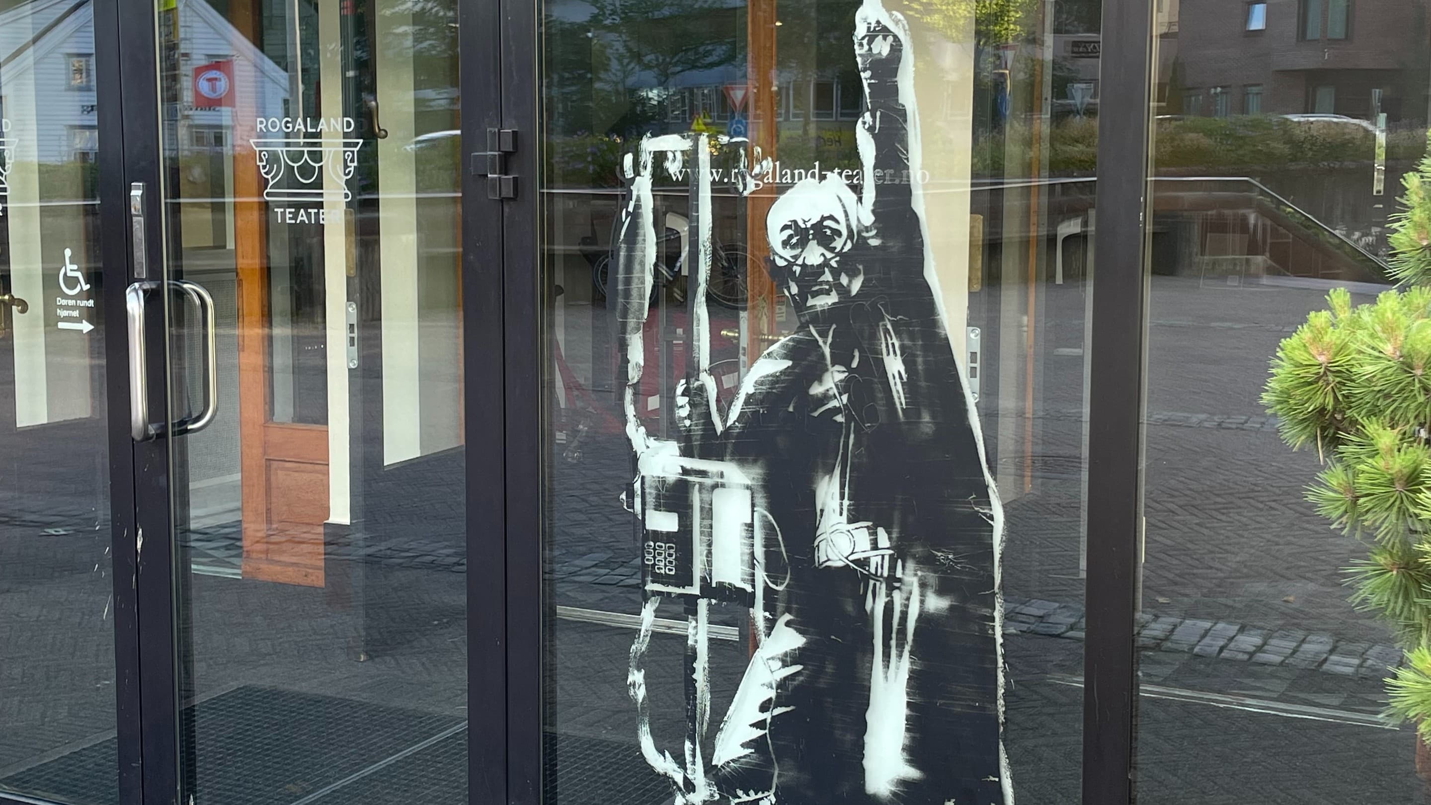 Supermann in Stavanger - street art by Pøbel