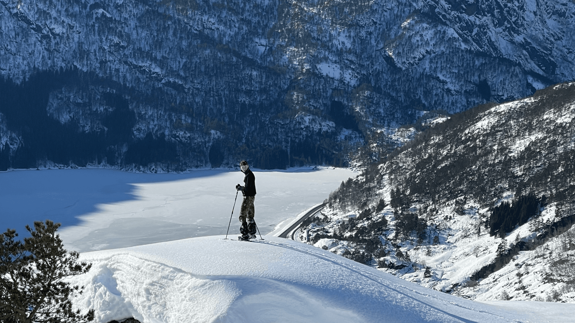 Mann på trugetur i Åkrafjorden.