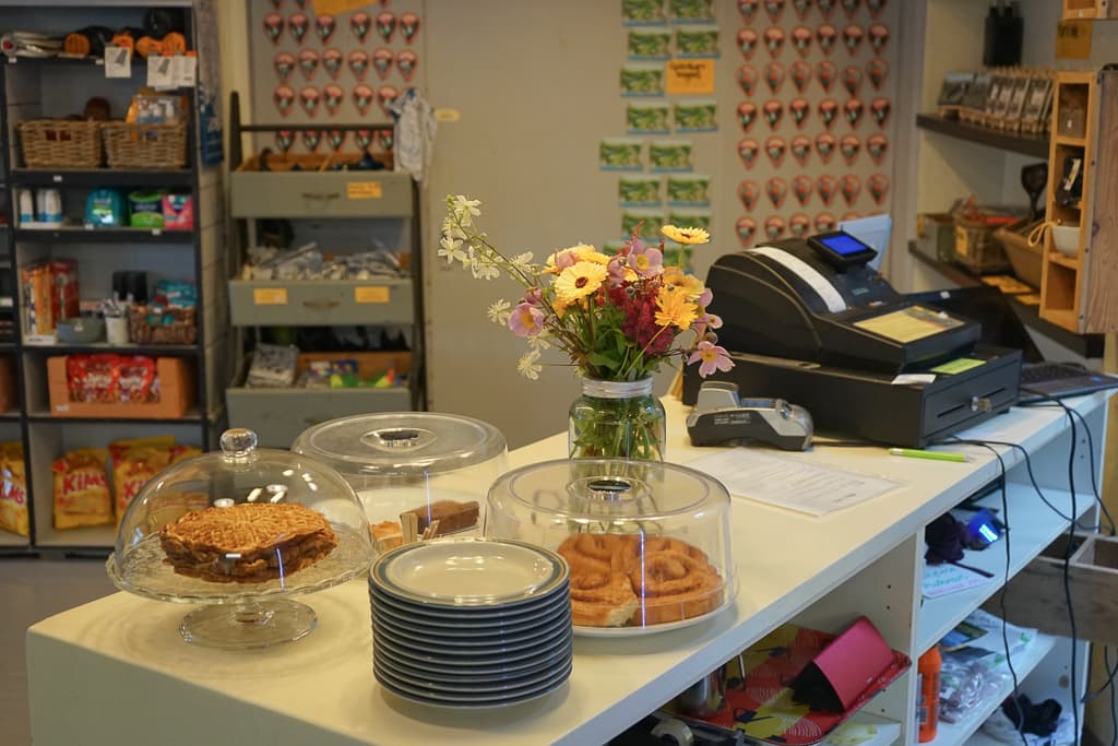 Vafler og kanelsnurrer på disken.