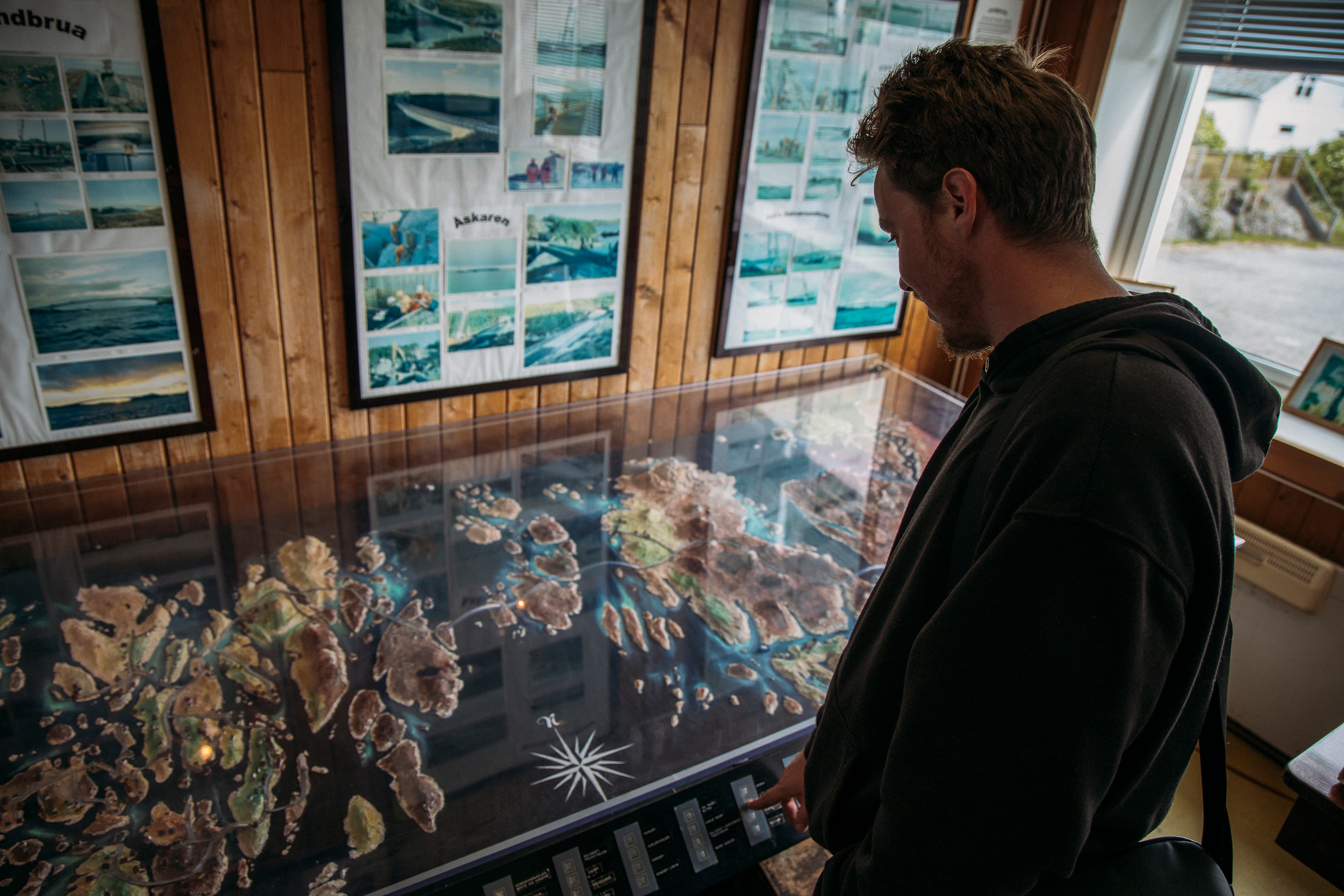 ein person står og ser på ein utstilling med øyer, utstilling