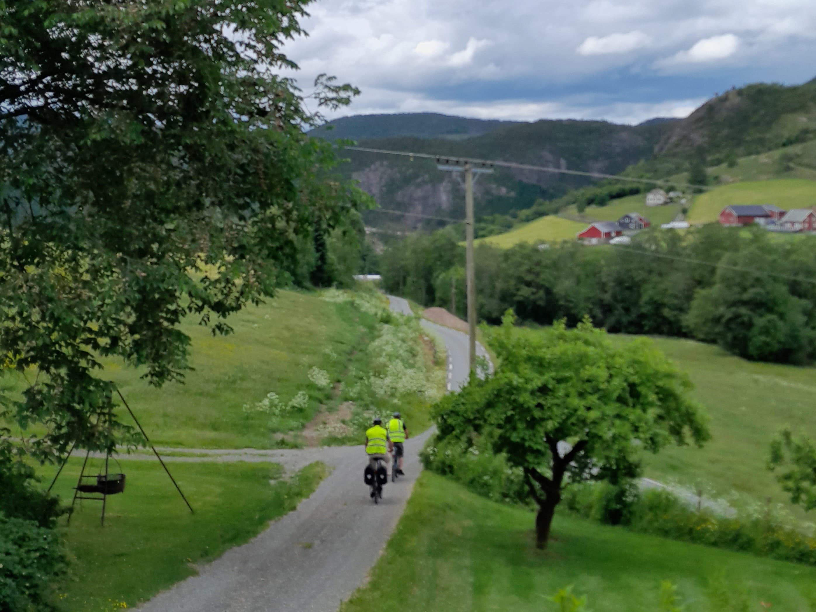 To personer som sykler i vakker natur.