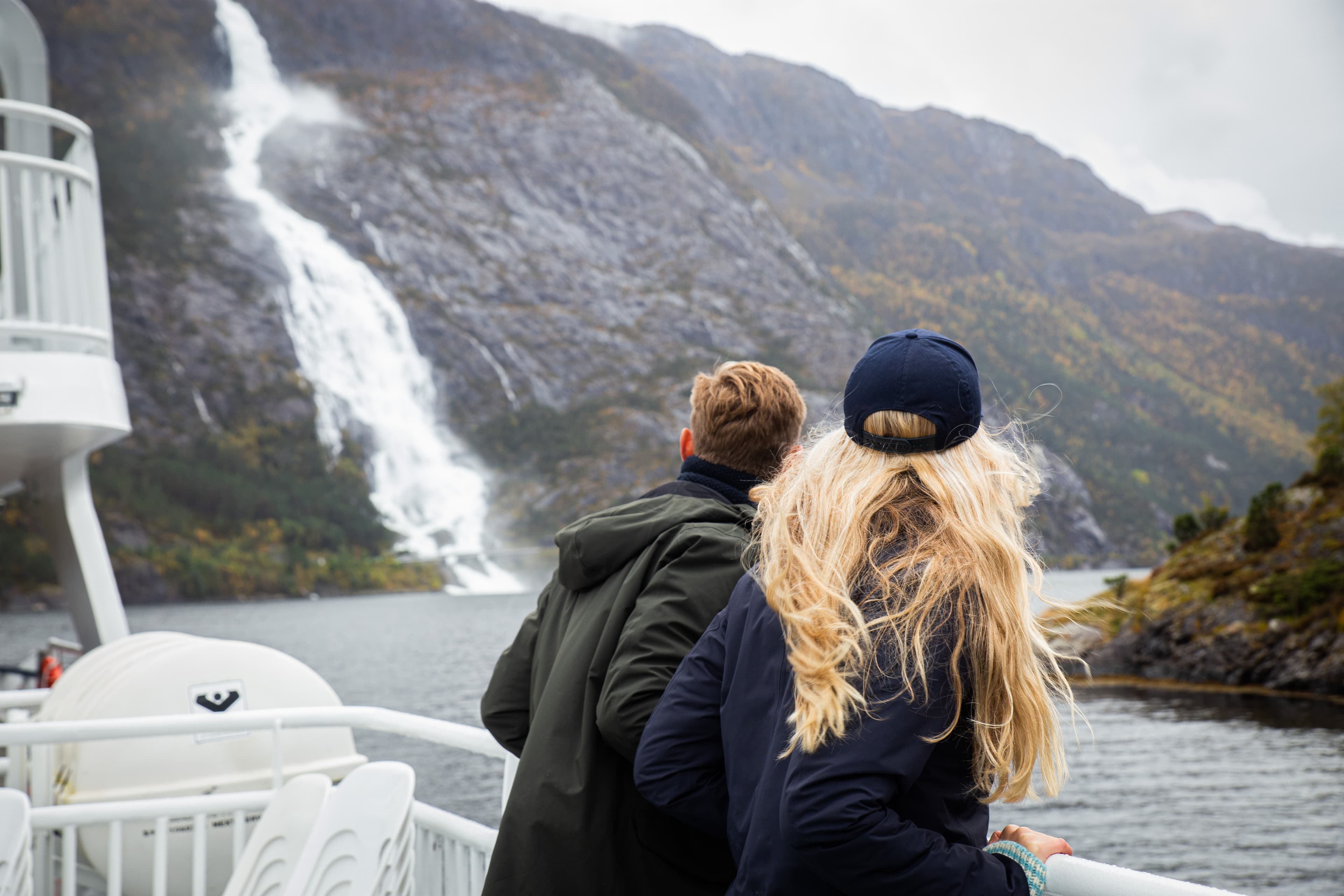 Mann og dame ombord i fjordcruise på Åkrafjorden i Etne.