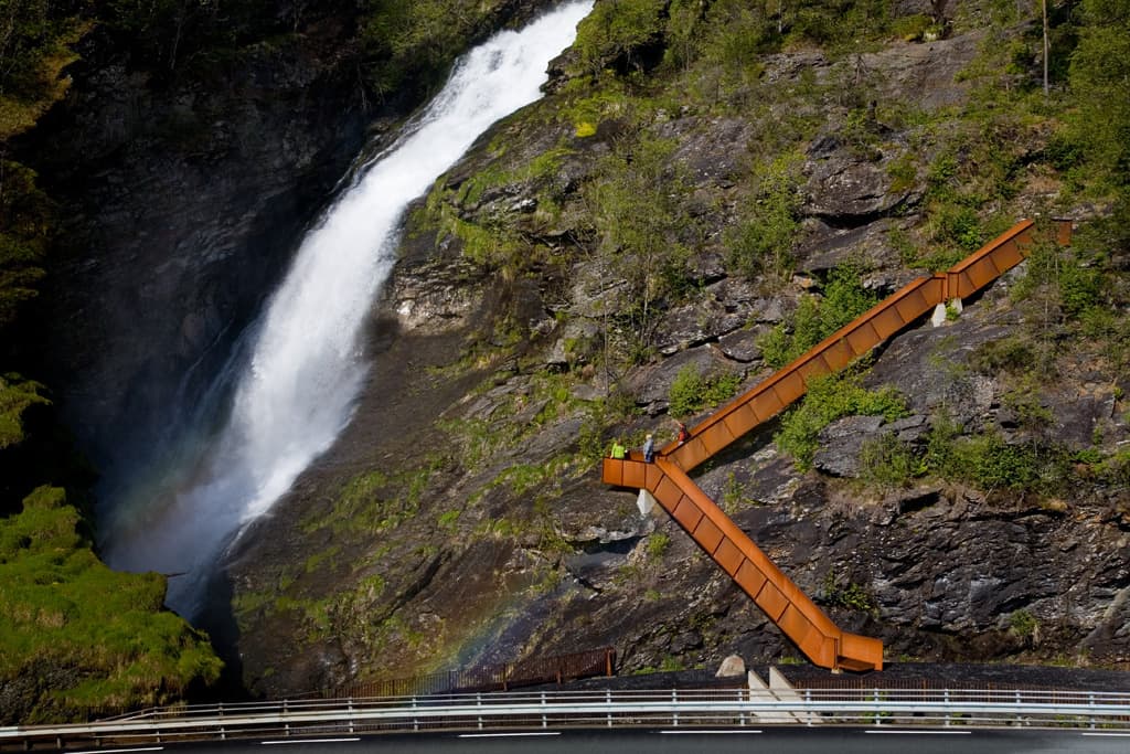 Flere personer som studerer Svandalsfossen fra trappen.