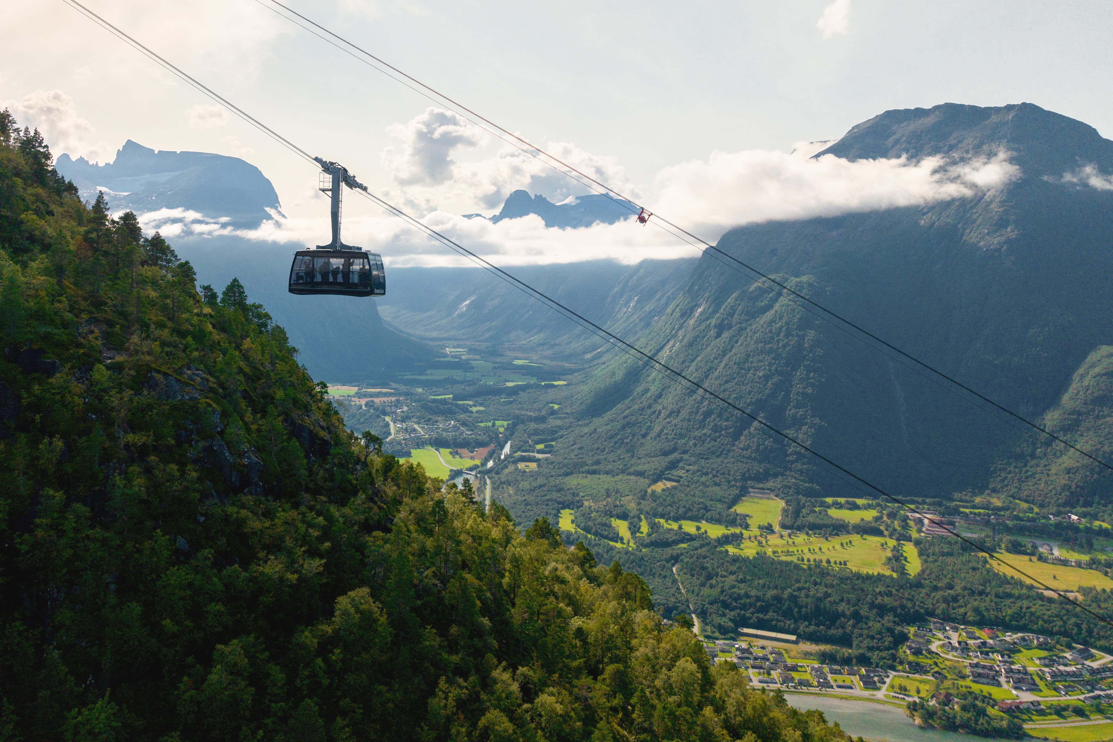 Romsdalsgondolen frakter deg til toppen av fjellet Nesaksla, 708 meter over havet.